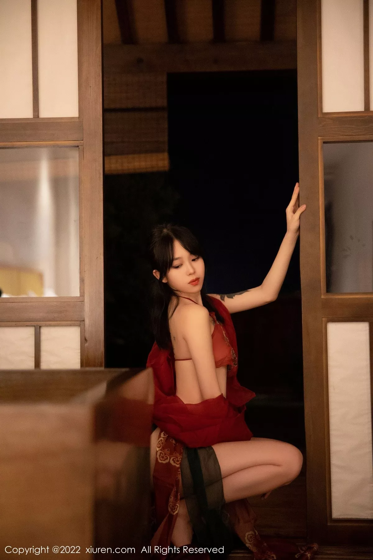 秀人集.com_[XiuRen秀人网]No.5527_模特奶瓶大理旅拍私房性感红色轻透古装服秀完美身材诱惑写真78P