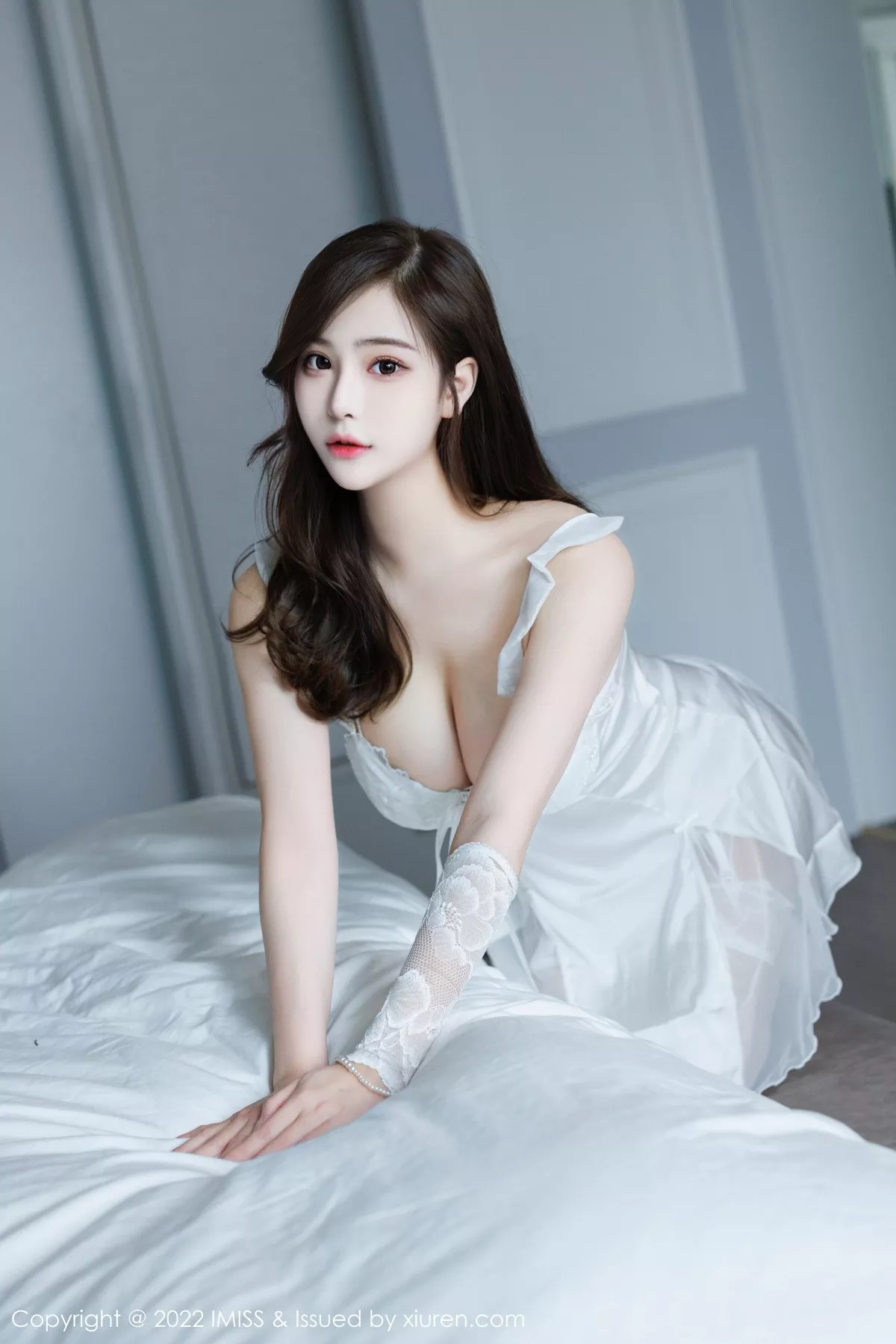 秀人集.com_[IMISS爱蜜社]Vol.696_气质女神Lavinia肉性感白色睡裙配白色丝袜秀凹凸身材诱惑写真36P