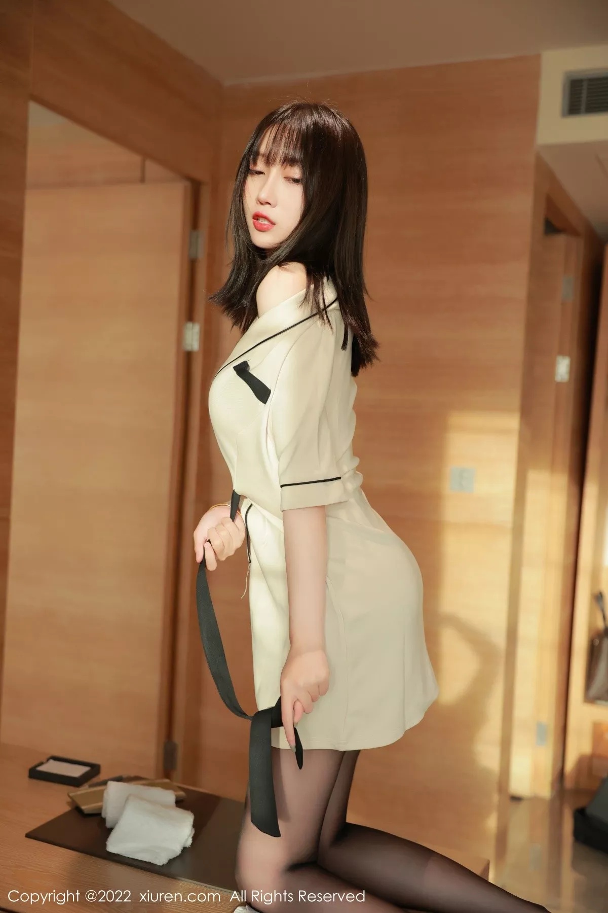 秀人集.com_[XiuRen秀人网]No.5534_模特玥儿玥er香格里拉旅拍角色扮演黄色制服配开档黑丝诱惑写真60P