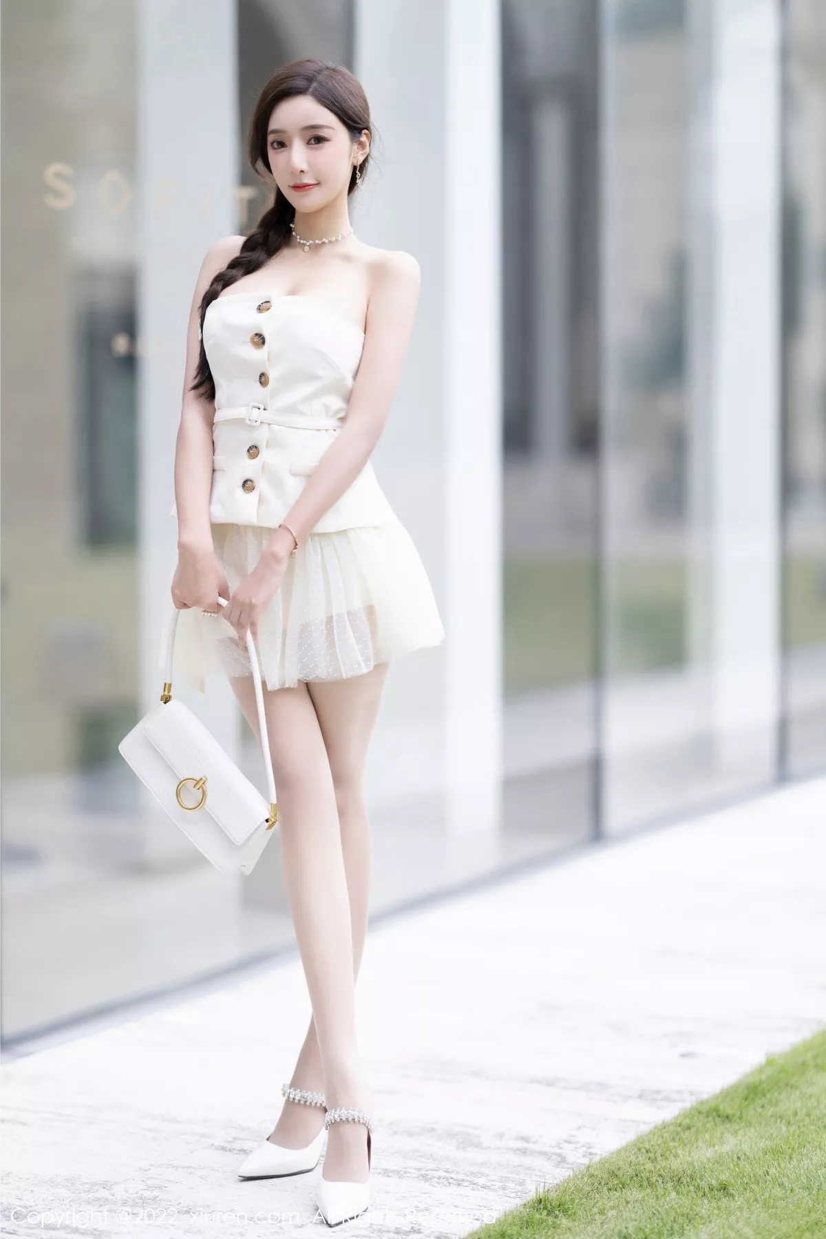 秀人集.com_[XiuRen秀人网]No.5539_女神王馨瑶yanni白色露肩服饰+珍珠色睡裙配蕾丝吊袜诱惑写真78P