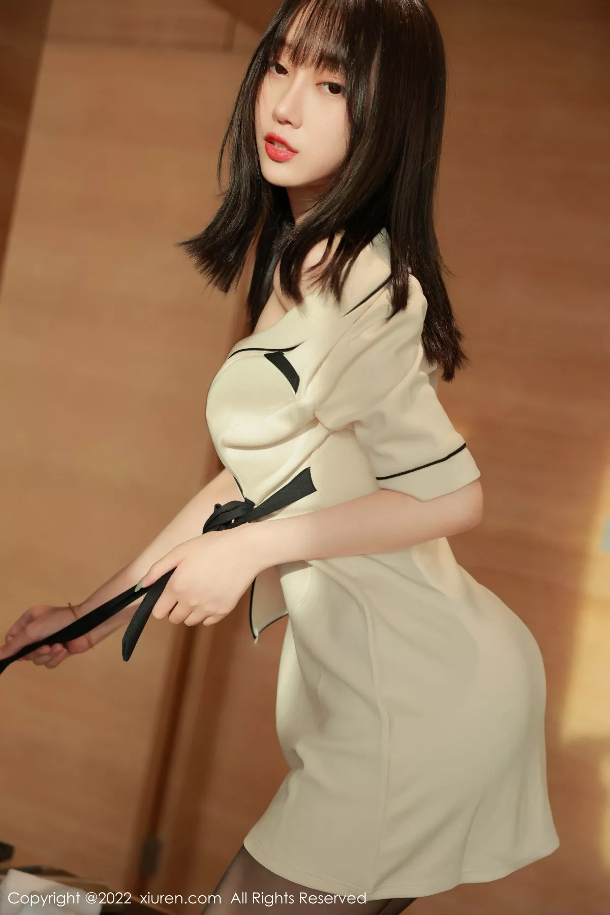 秀人集.com_[XiuRen秀人网]No.5534_模特玥儿玥er香格里拉旅拍角色扮演黄色制服配开档黑丝诱惑写真60P