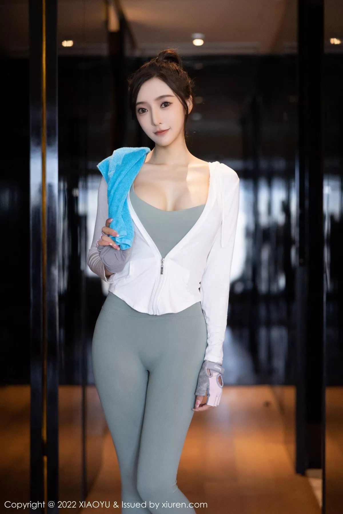 秀人集.com_[XiaoYu画语界]Vol.857_女神王馨瑶yanni健身所场绿灰色运动服半脱秀完美身材诱惑写真85P