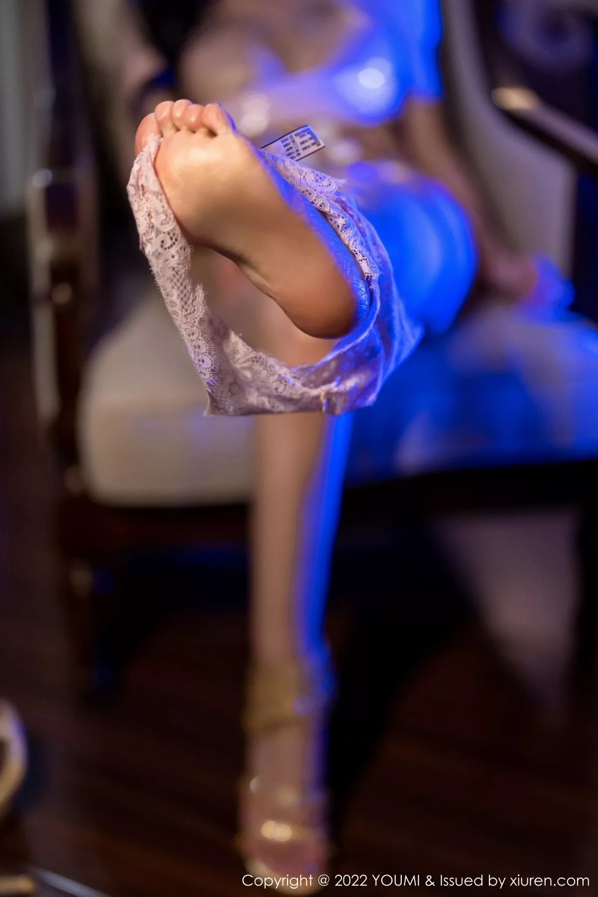 秀人集.com_[YouMi尤蜜荟]Vol.833_模特允爾成都旅拍性感吊坠露粉色情趣内衣秀油亮肌肤诱惑写真57P