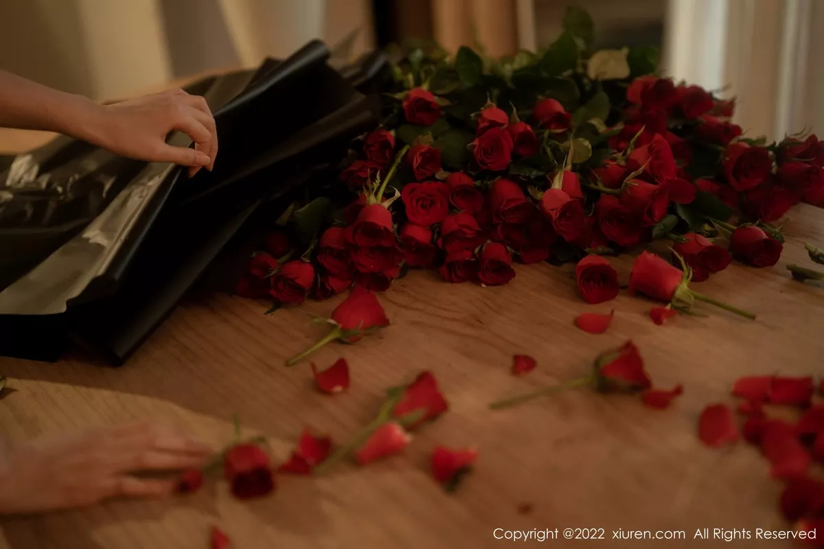 秀人集.com_[XiuRen秀人网]No.5552_模特婠婠么私房性感黑色露肩连衣裙配超薄黑丝秀曼妙身材写真74P