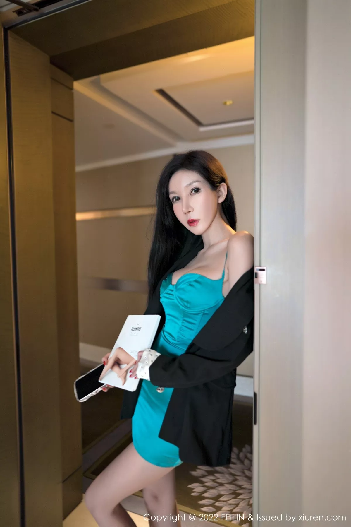秀人集.com_[FeiLin嗲囡囡]VOL.456_模特陈怡曼天蓝色吊带连衣短裙配超薄黑丝秀曼妙身材诱惑写真81P