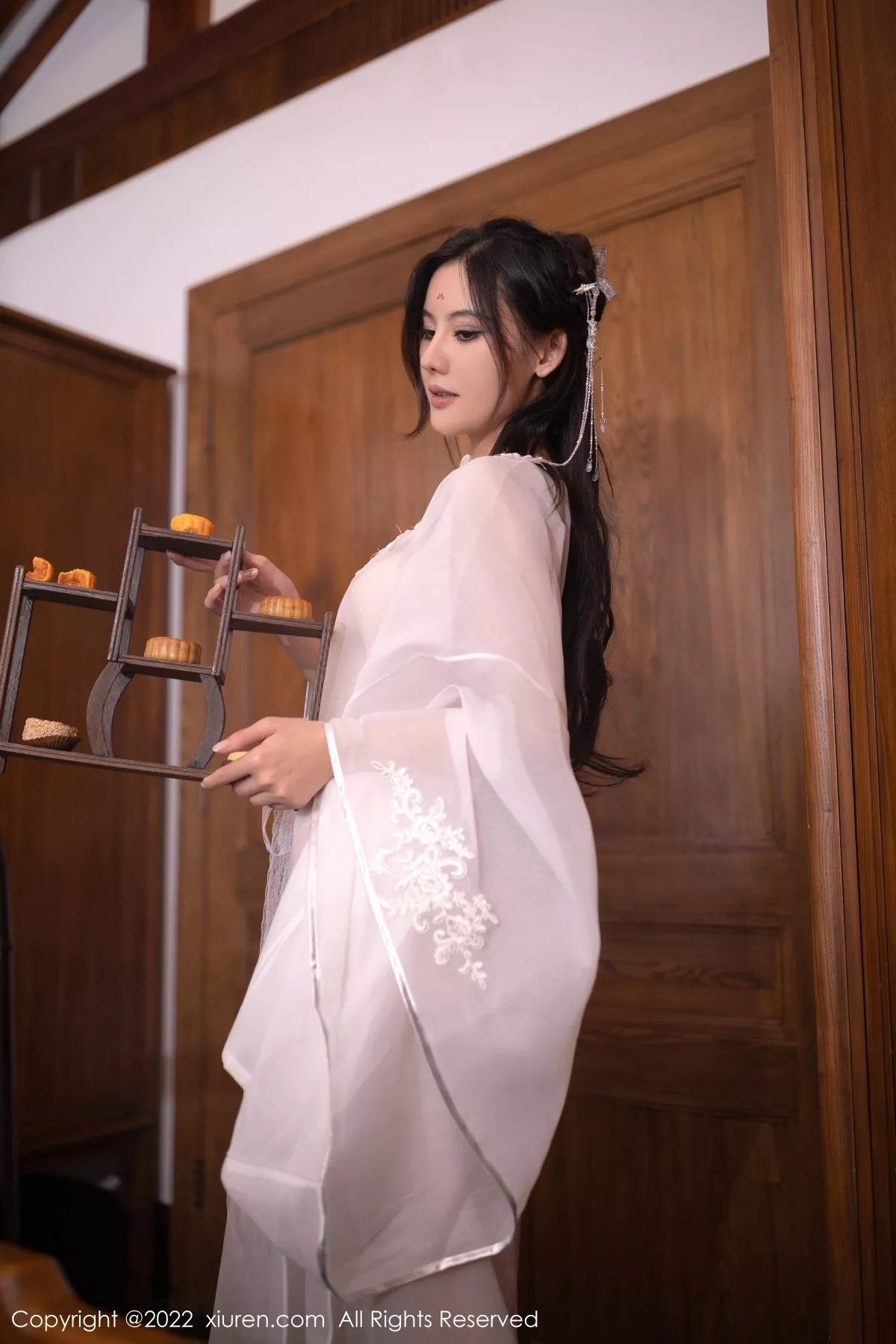 秀人集.com_[XiuRen秀人网]No.5573_模特就是阿朱啊嫦娥装扮中秋主题白色服饰秀曼妙身姿诱惑写真85P