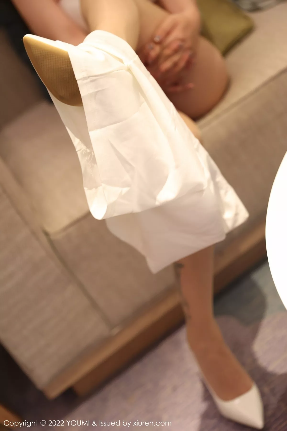 秀人集.com_[YouMi尤蜜荟]Vol.841_女神王雨纯性感灰色上衣配白短裙半脱露性感蕾丝内衣诱惑写真71P