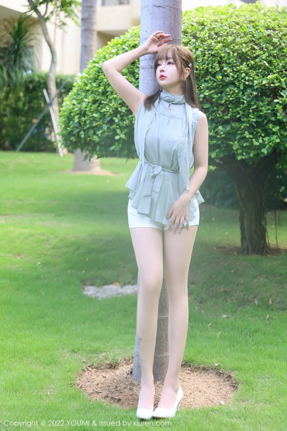 秀人集.com_[YouMi尤蜜荟]Vol.841_女神王雨纯性感灰色上衣配白短裙半脱露性感蕾丝内衣诱惑写真71P