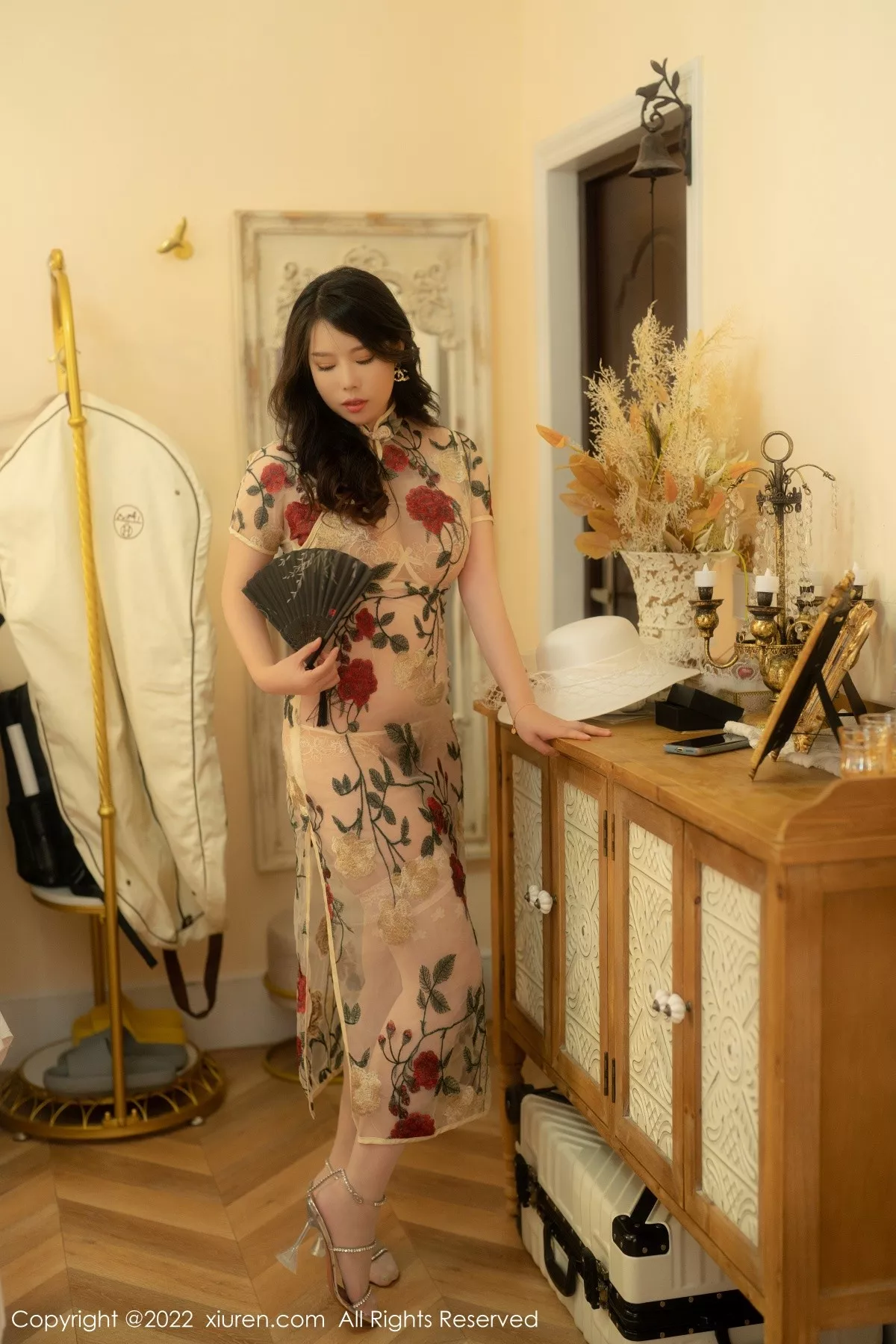 秀人集.com_[XiuRen秀人网]No.5577_模特白茹雪私房浅色薄纱旗袍配原色丝袜秀惹火身材诱惑写真56P