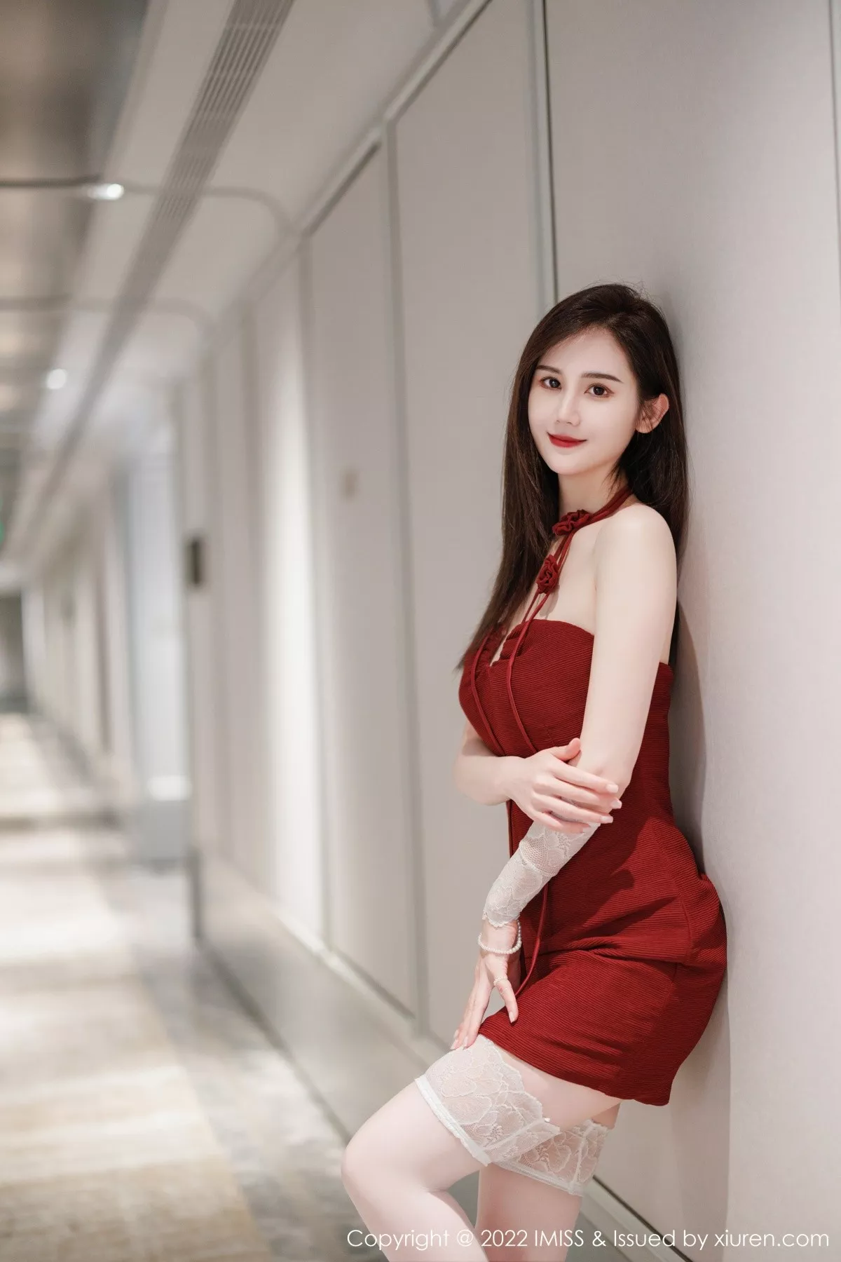 秀人集.com_[IMISS爱蜜社]Vol.698_气质女神SISY思脱红色连衣短裙露性感粉色内衣撩人诱惑写真36P