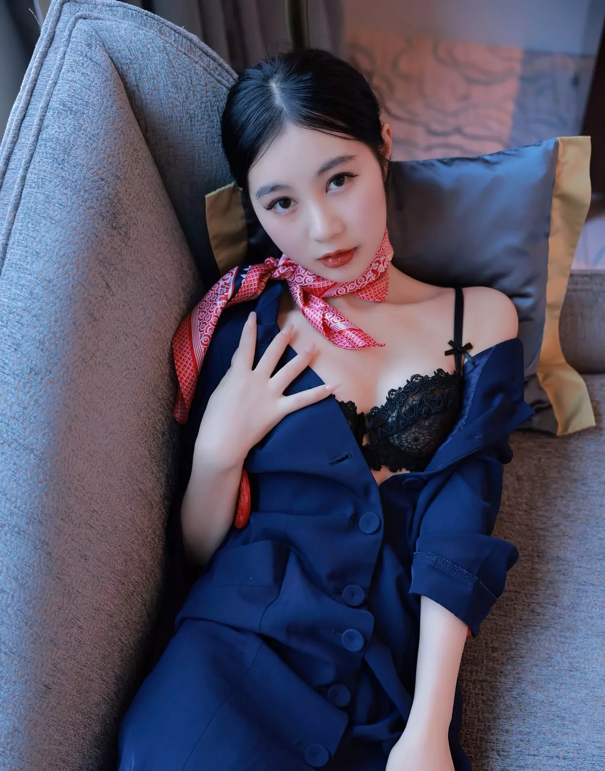 秀人集.com_[XiuRen秀人网]No.5579_模特谢晚晚澳门旅拍深蓝色空姐制服半脱露蕾丝内衣诱惑写真61P