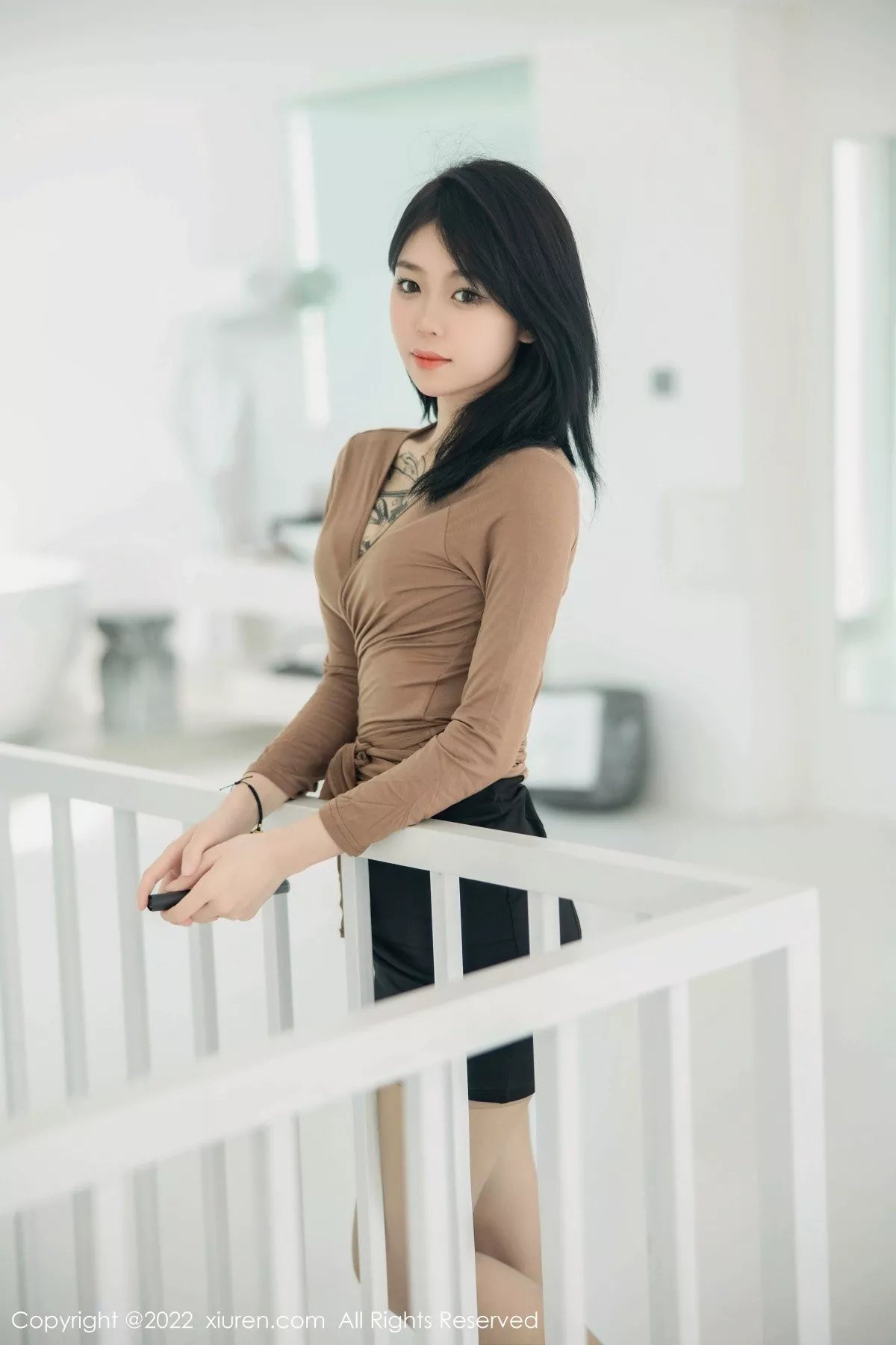 秀人集.com_[XiuRen秀人网]No.5587_模特奶瓶大理旅拍杏色衣配黑短裙露浅色内衣杏色丝袜诱惑写真100P