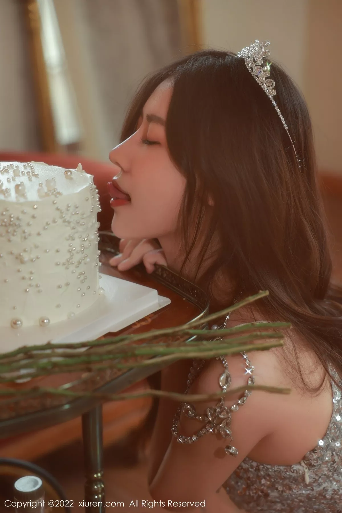 秀人集.com_[XiuRen秀人网]No.5584_模特尹甜甜生日派对主题性感闪亮吊带连衣裙秀丰满身材诱惑写真63P