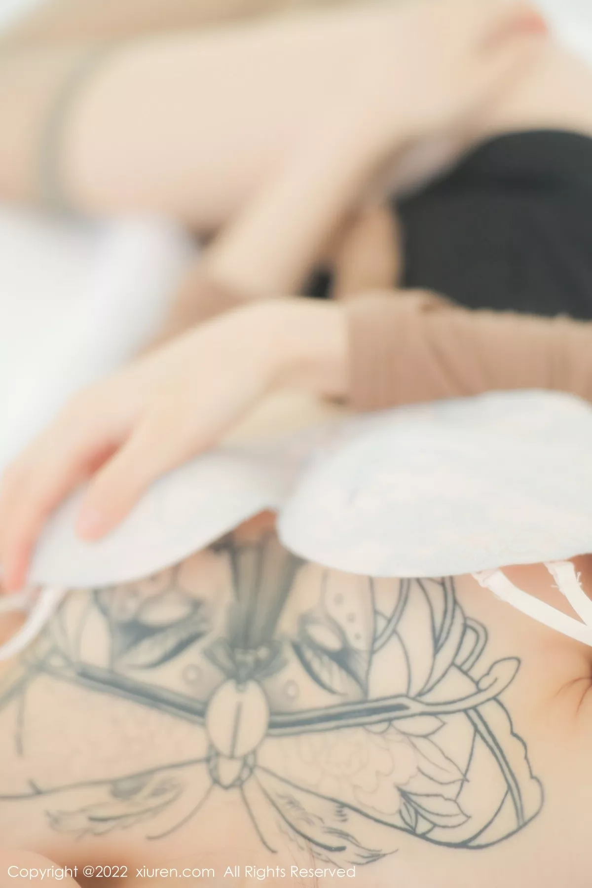 秀人集.com_[XiuRen秀人网]No.5587_模特奶瓶大理旅拍杏色衣配黑短裙露浅色内衣杏色丝袜诱惑写真100P