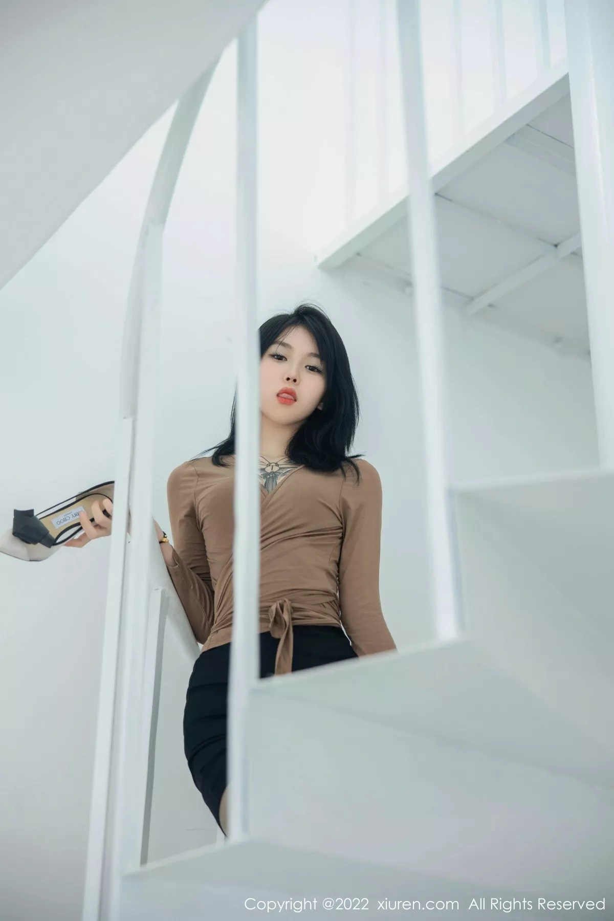 秀人集.com_[XiuRen秀人网]No.5587_模特奶瓶大理旅拍杏色衣配黑短裙露浅色内衣杏色丝袜诱惑写真100P