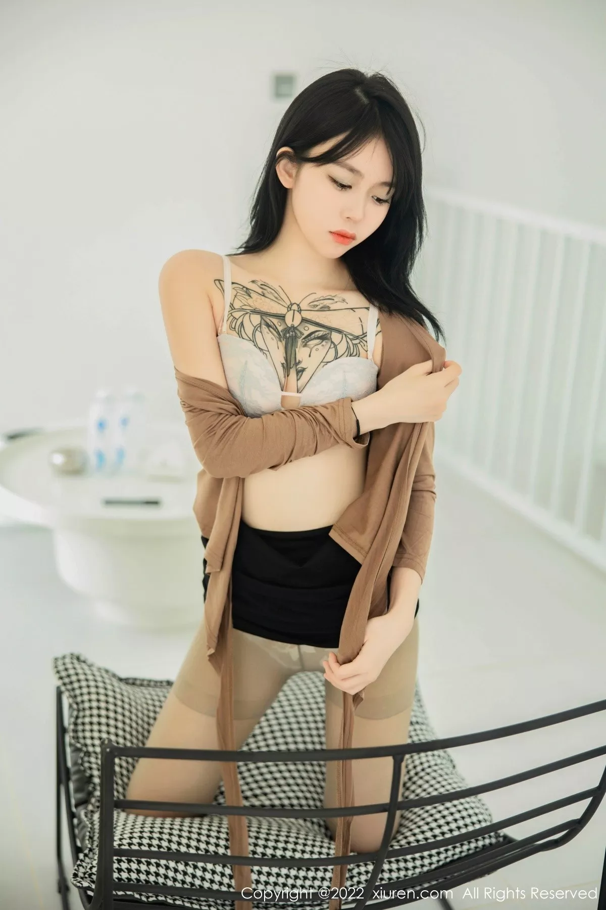 秀人集.com_[XiuRen秀人网]No.5587_模特奶瓶大理旅拍杏色衣配黑短裙露浅色内衣杏色丝袜诱惑写真100P