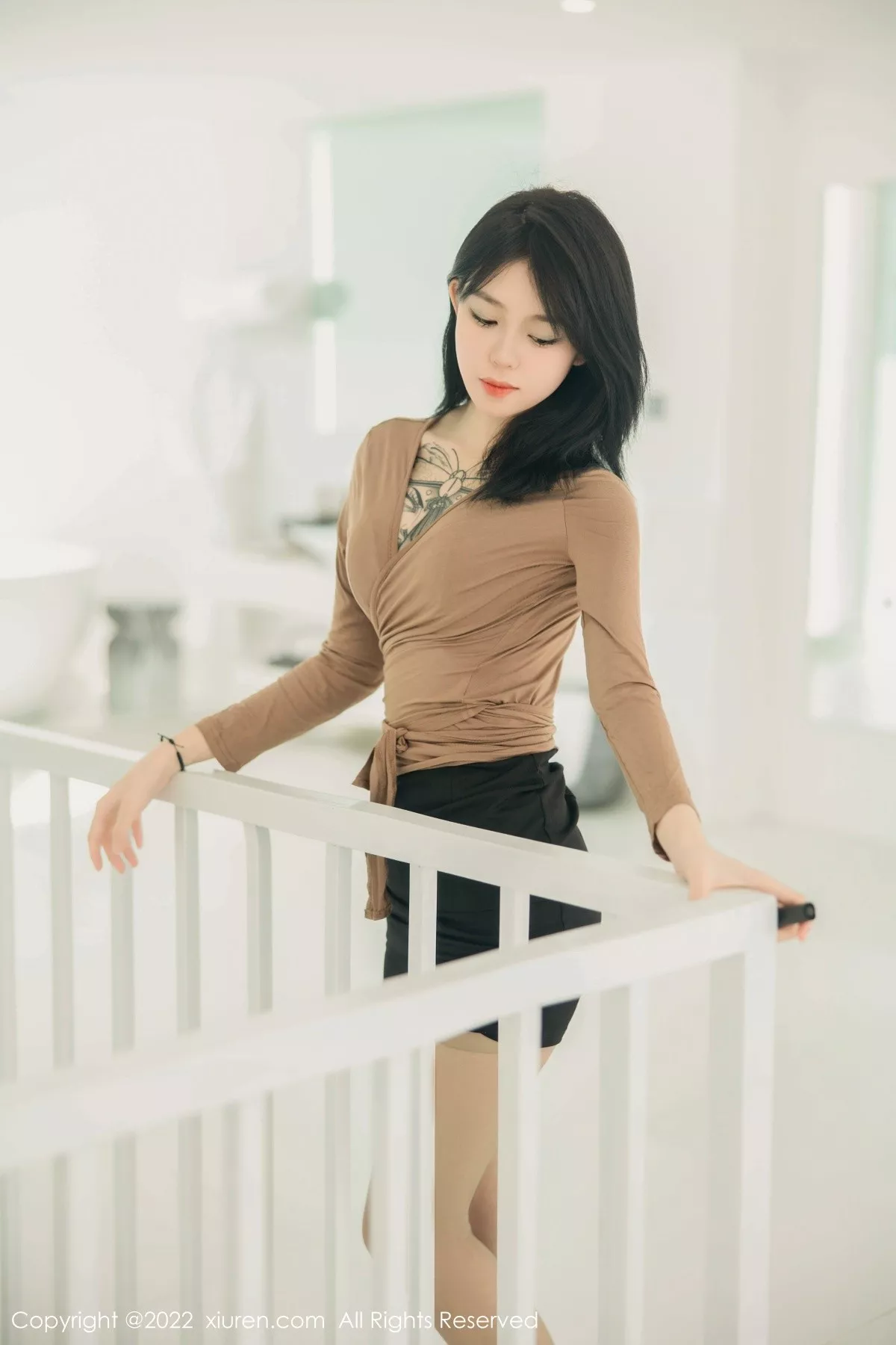 秀人集.com_[XiuRen秀人网]No.5587_模特奶瓶大理旅拍杏色衣配黑短裙露浅色内衣杏色丝袜诱惑写真100P