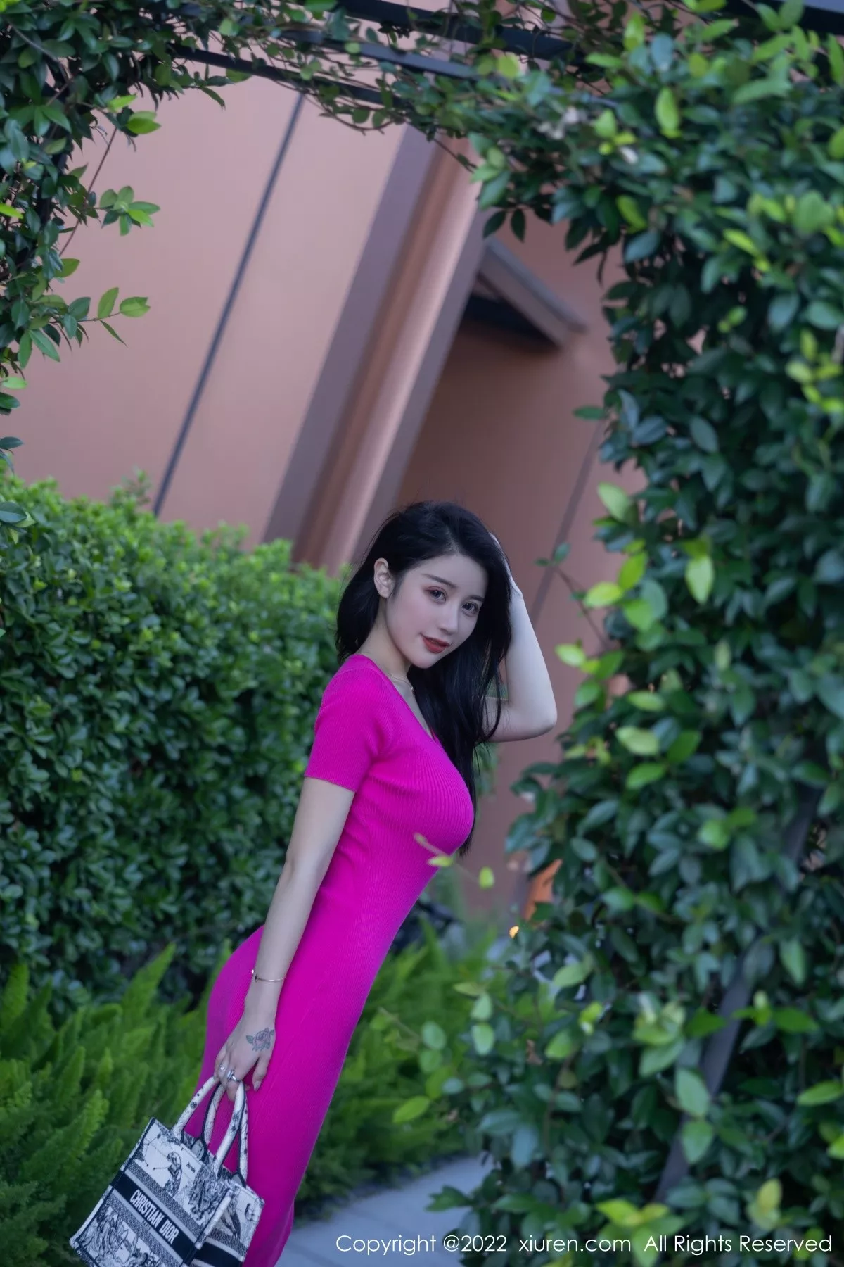 秀人集.com_[XiuRen秀人网]No.5582_模特美七Mia西双版纳旅拍性感粉红连衣长裙秀惹火身材诱惑写真81P