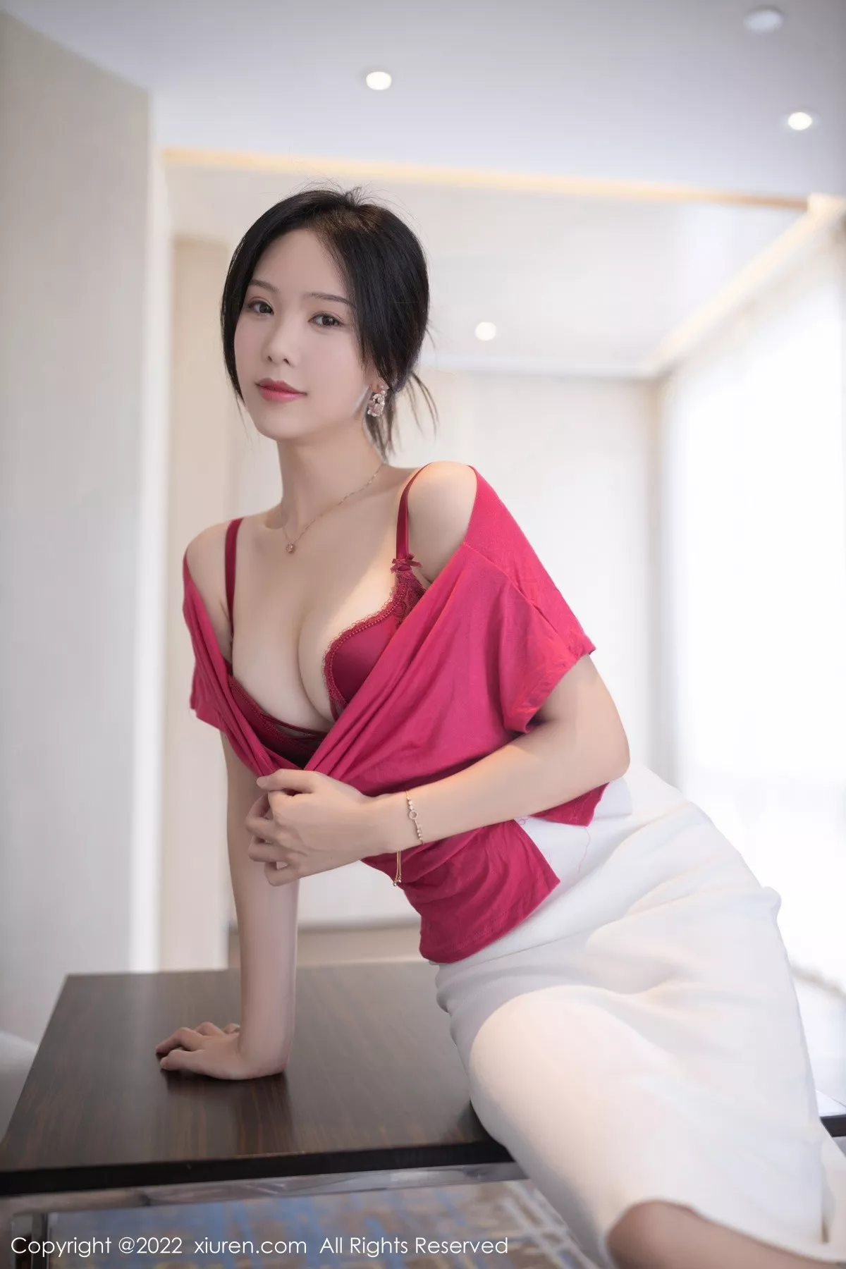秀人集.com_[XiuRen秀人网]No.5588_模特利世人妻角色玫红色上衣配白短裙露红色蕾丝内衣诱惑写真82P