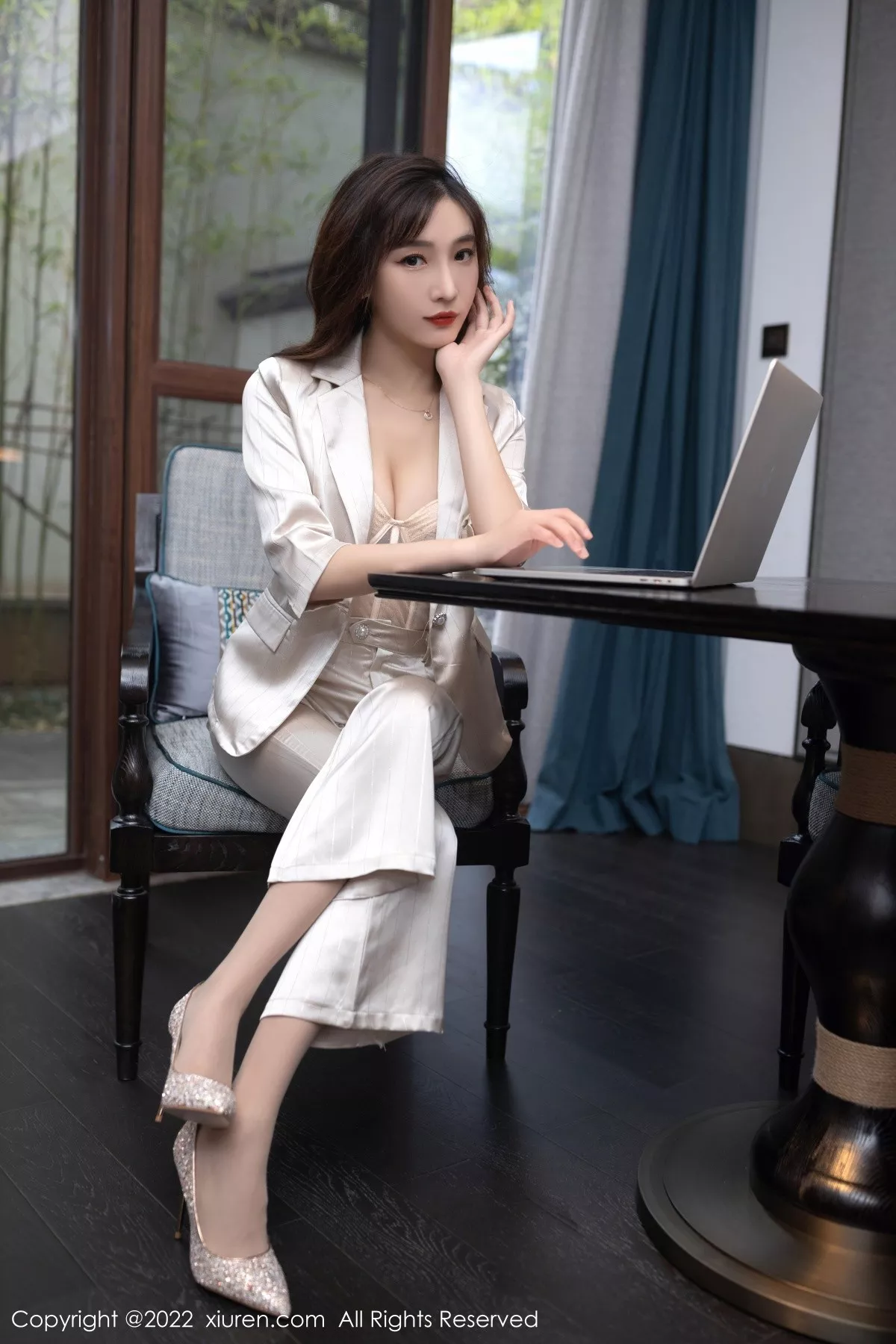 秀人集.com_[XiuRen秀人网]No.5594_模特陆萱萱私房脱淡金色职业套装露暖色薄纱内衣迷人诱惑写真78P