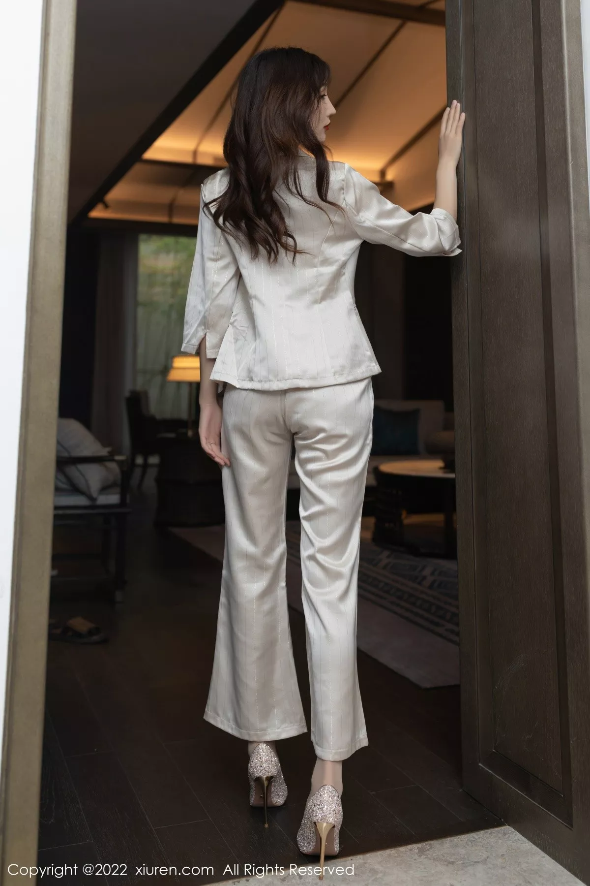 秀人集.com_[XiuRen秀人网]No.5594_模特陆萱萱私房脱淡金色职业套装露暖色薄纱内衣迷人诱惑写真78P