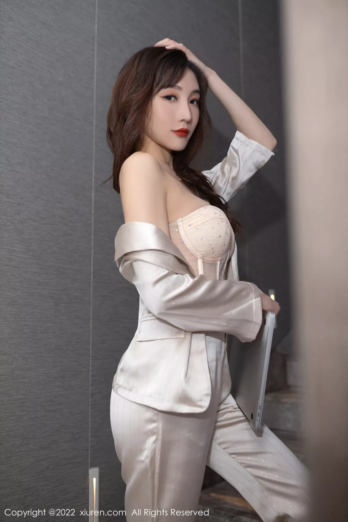 秀人集.com_[XiuRen秀人网]No.5594_模特陆萱萱私房脱淡金色职业套装露暖色薄纱内衣迷人诱惑写真78P