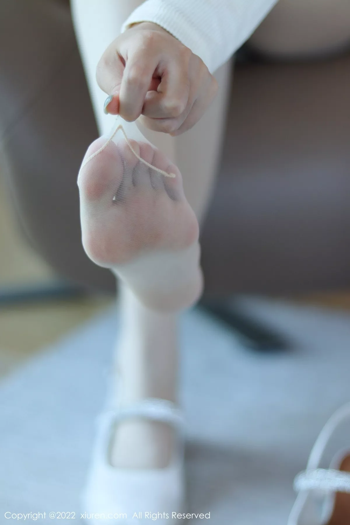 秀人集.com_[XiuRen秀人网]No.5598_模特玥儿玥er香格里拉旅拍性感米色上衣配原色丝袜迷人诱惑写真57P