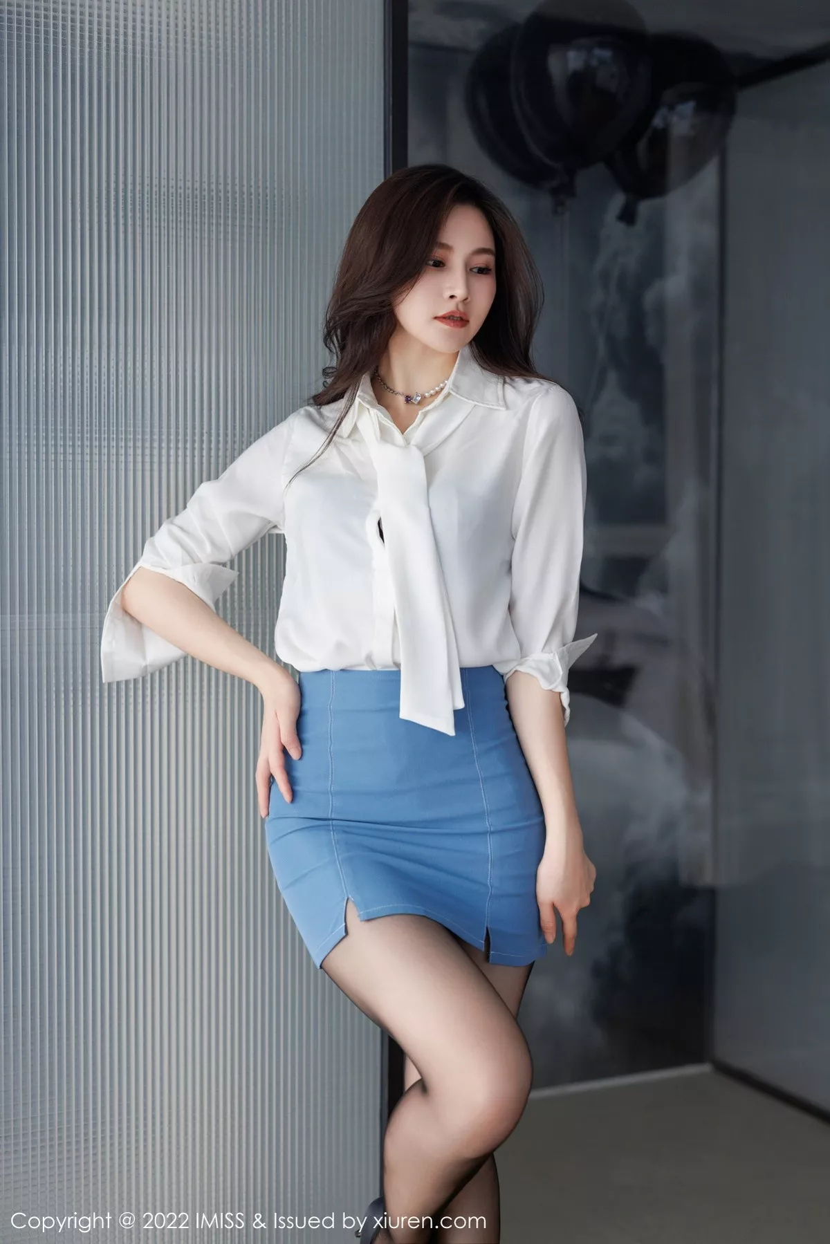 秀人集.com_[IMISS爱蜜社]Vol.700_美女Vanessa性感白T配蓝短裙露蕾丝内衣配超薄黑丝诱惑写真68P