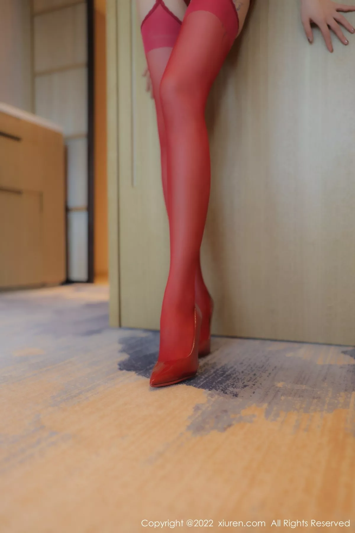 秀人集.com_[XiuRen秀人网]No.5605_御姐果儿Victoria大理旅拍红色轻透薄纱服饰秀凹凸身材诱惑写真77P