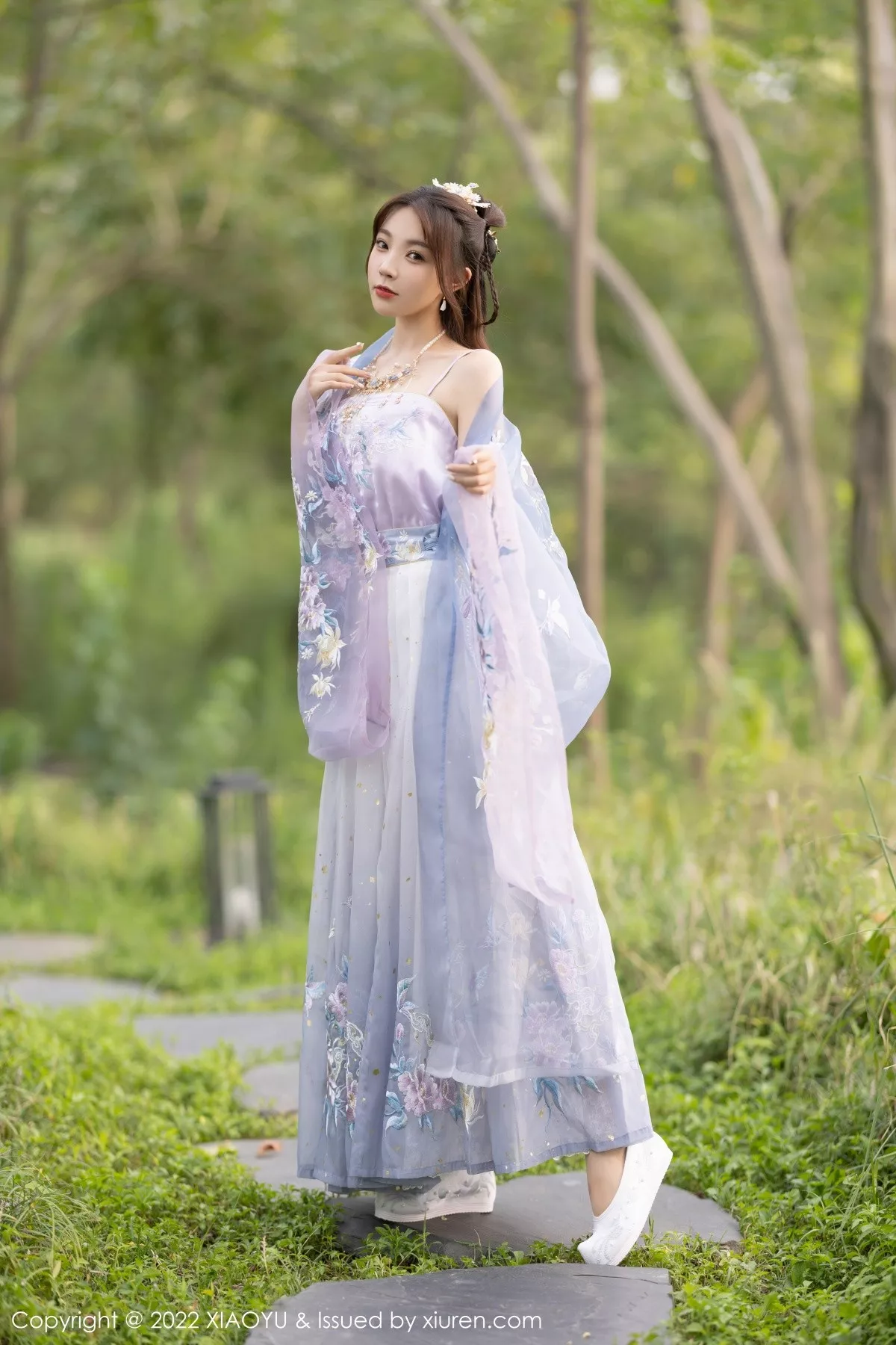 秀人集.com_[XiaoYu画语界]Vol.866_女神徐莉芝Booty杭州旅拍浅紫色古装服配超薄无内肉丝诱惑写真94P