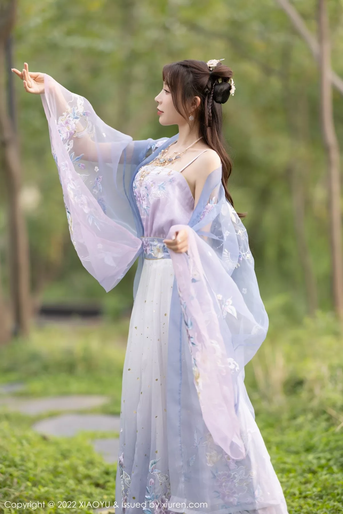 秀人集.com_[XiaoYu画语界]Vol.866_女神徐莉芝Booty杭州旅拍浅紫色古装服配超薄无内肉丝诱惑写真94P