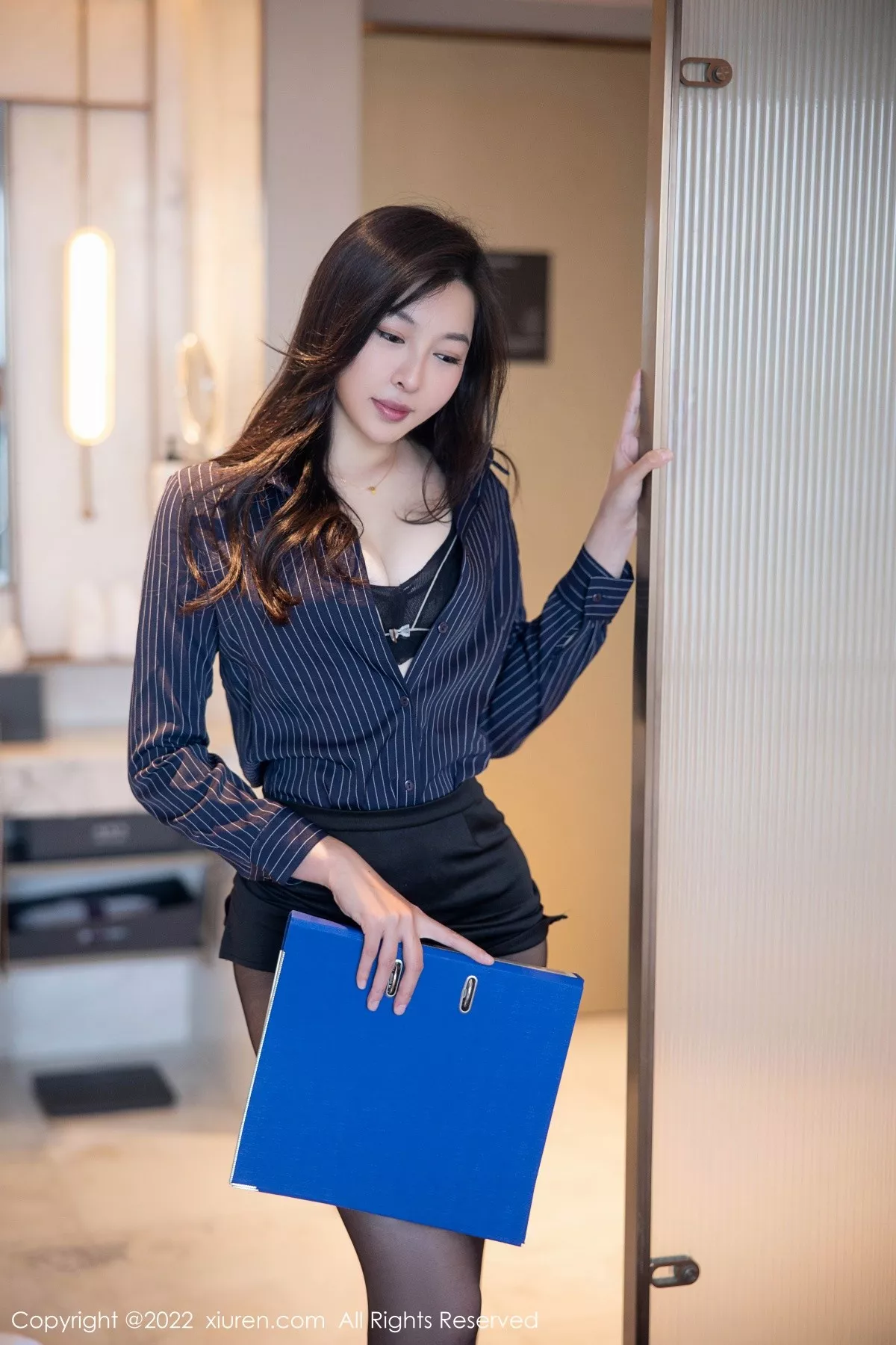 秀人集.com_[XiuRen秀人网]No.5604_新人模特卡卡酱职业服OL装扮性感黑色内衣秀丰满身材诱惑写真85P