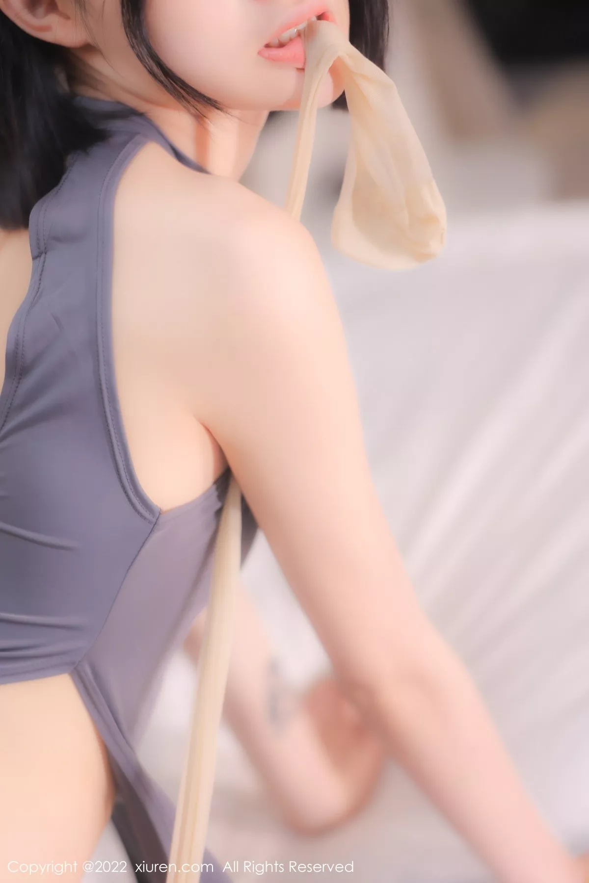 秀人集.com_[XiuRen秀人网]No.5482_模特77qiqi私房性感深灰色连衣服饰配超薄肉丝裤袜甜美迷人写真74P