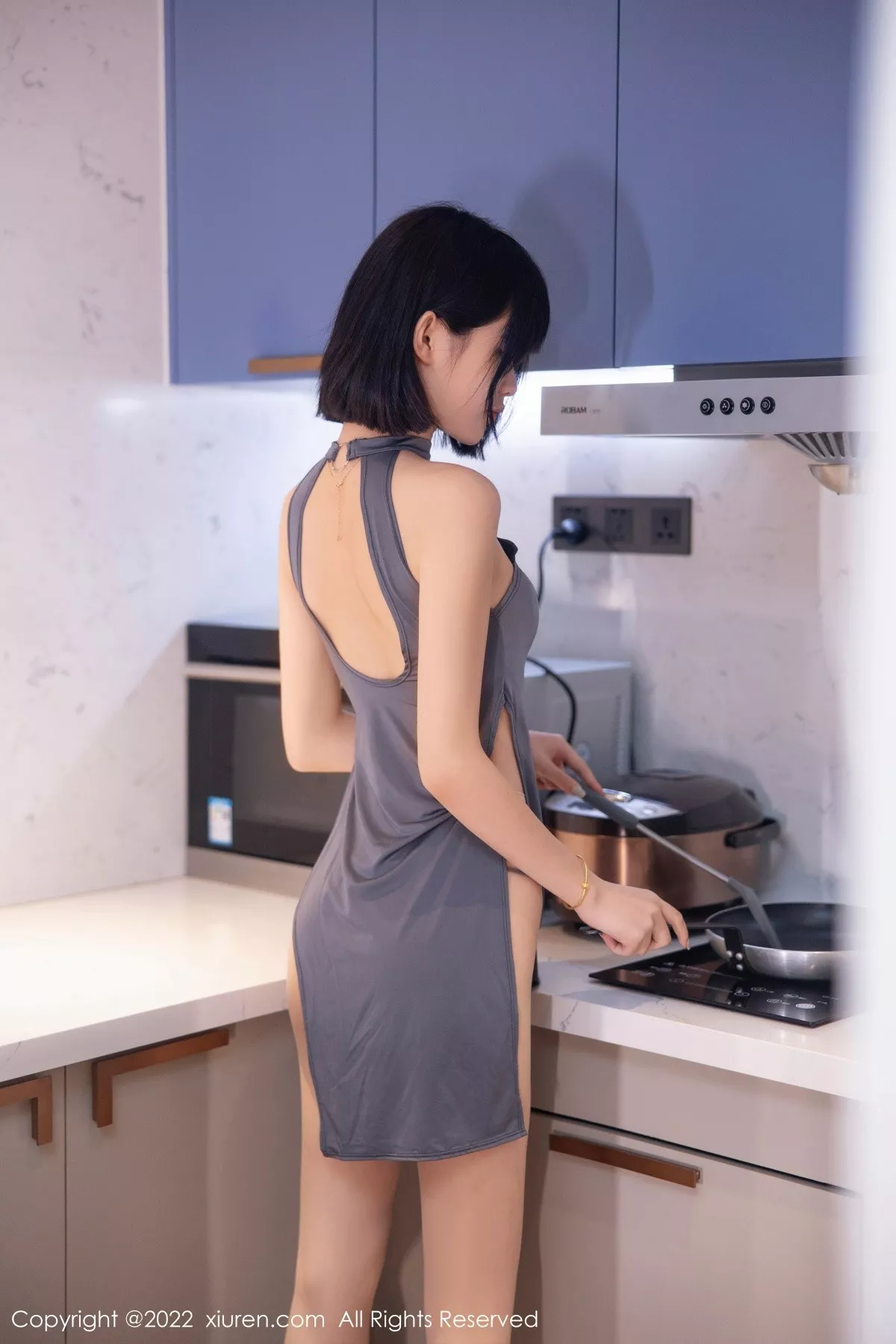 秀人集.com_[XiuRen秀人网]No.5482_模特77qiqi私房性感深灰色连衣服饰配超薄肉丝裤袜甜美迷人写真74P