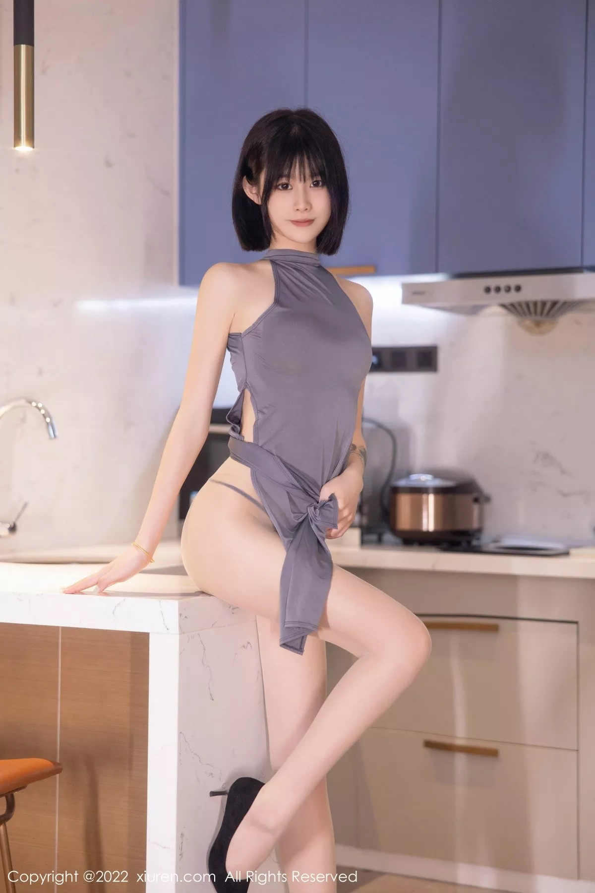 秀人集.com_[XiuRen秀人网]No.5482_模特77qiqi私房性感深灰色连衣服饰配超薄肉丝裤袜甜美迷人写真74P