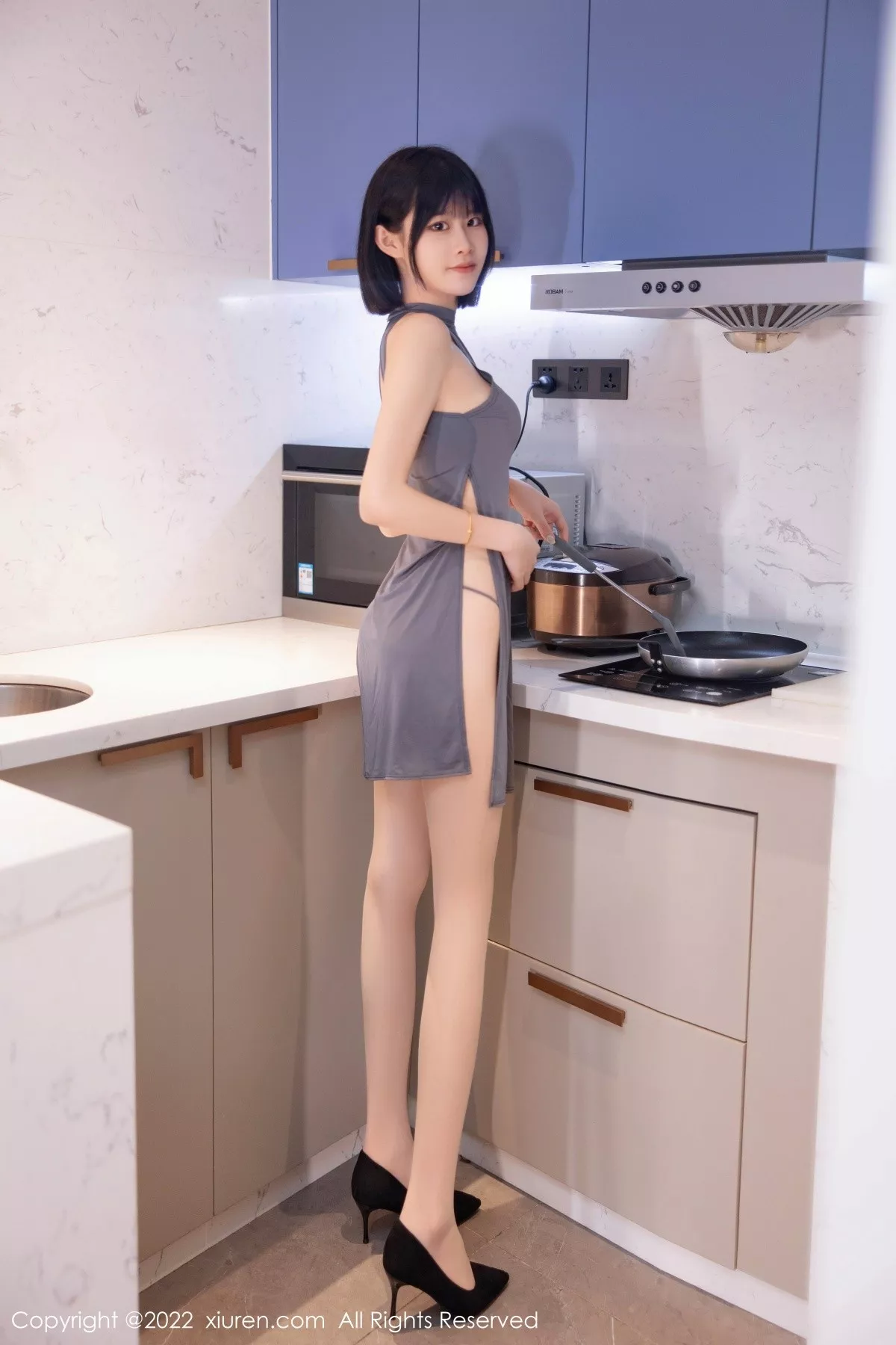 秀人集.com_[XiuRen秀人网]No.5482_模特77qiqi私房性感深灰色连衣服饰配超薄肉丝裤袜甜美迷人写真74P