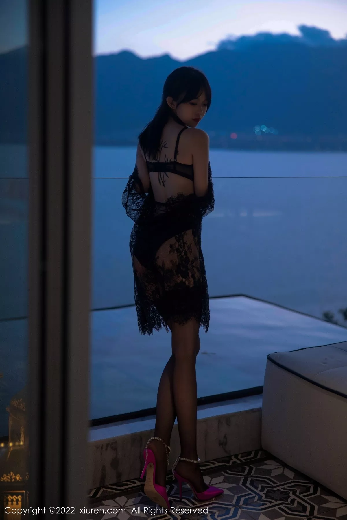 秀人集.com_[XiuRen秀人网]No.5491_模特奶瓶大理旅拍性感黑网纱披风露黑色轻透内衣极致魅惑写真70P