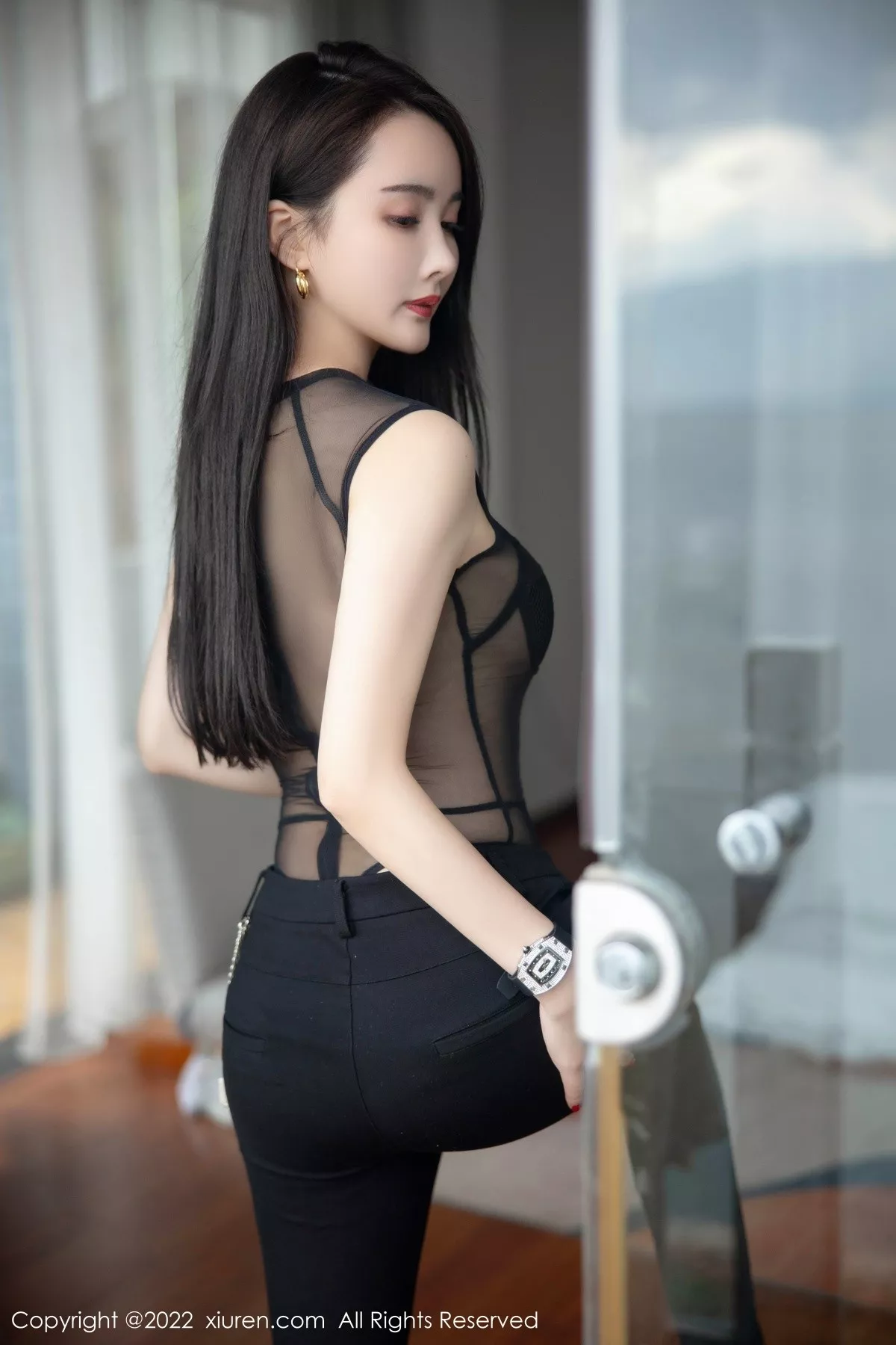 秀人集.com_[XiuRen秀人网]No.5505_模特Summer宝宝私房半脱露黑色轻透服饰秀曼妙身姿诱惑写真51P