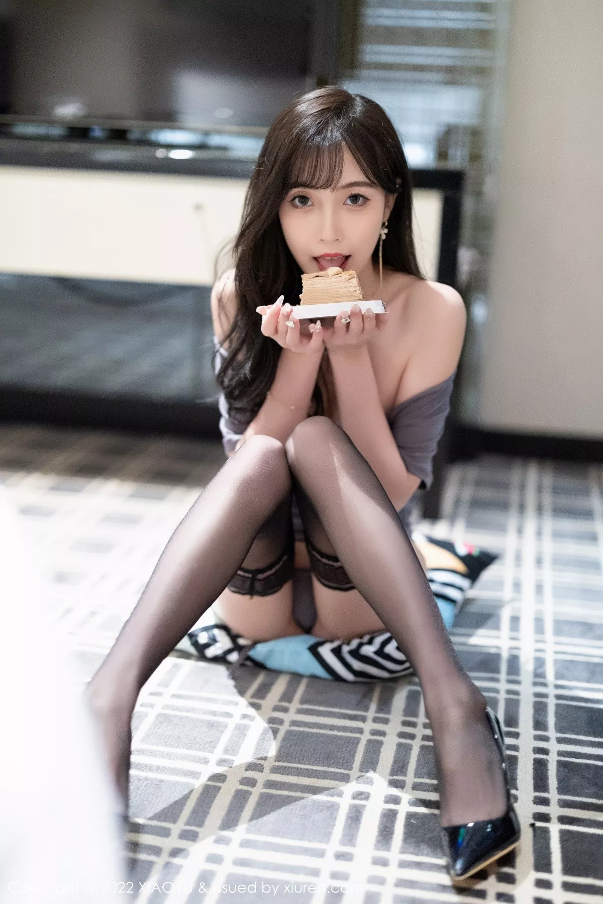 秀人集.com_[XiaoYu画语界]Vol.871_模特林星阑性感露肩灰色连衣短裙配黑丝袜秀曼妙身姿迷人写真77P