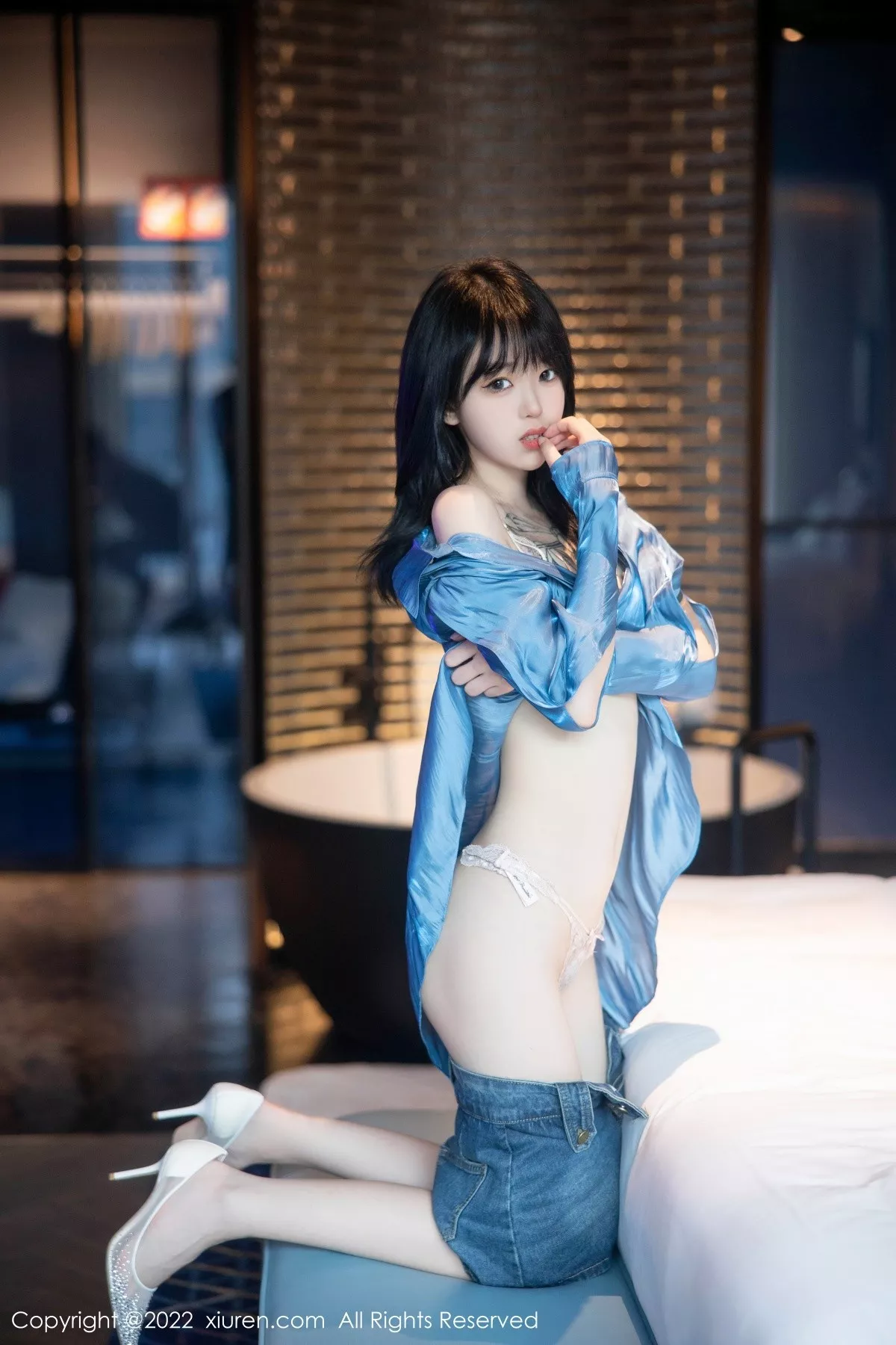 秀人集.com_[XiuRen秀人网]No.5662_模特奶瓶性感蓝色上衣配牛仔短裙半脱露浅色蕾丝内衣诱惑写真97P