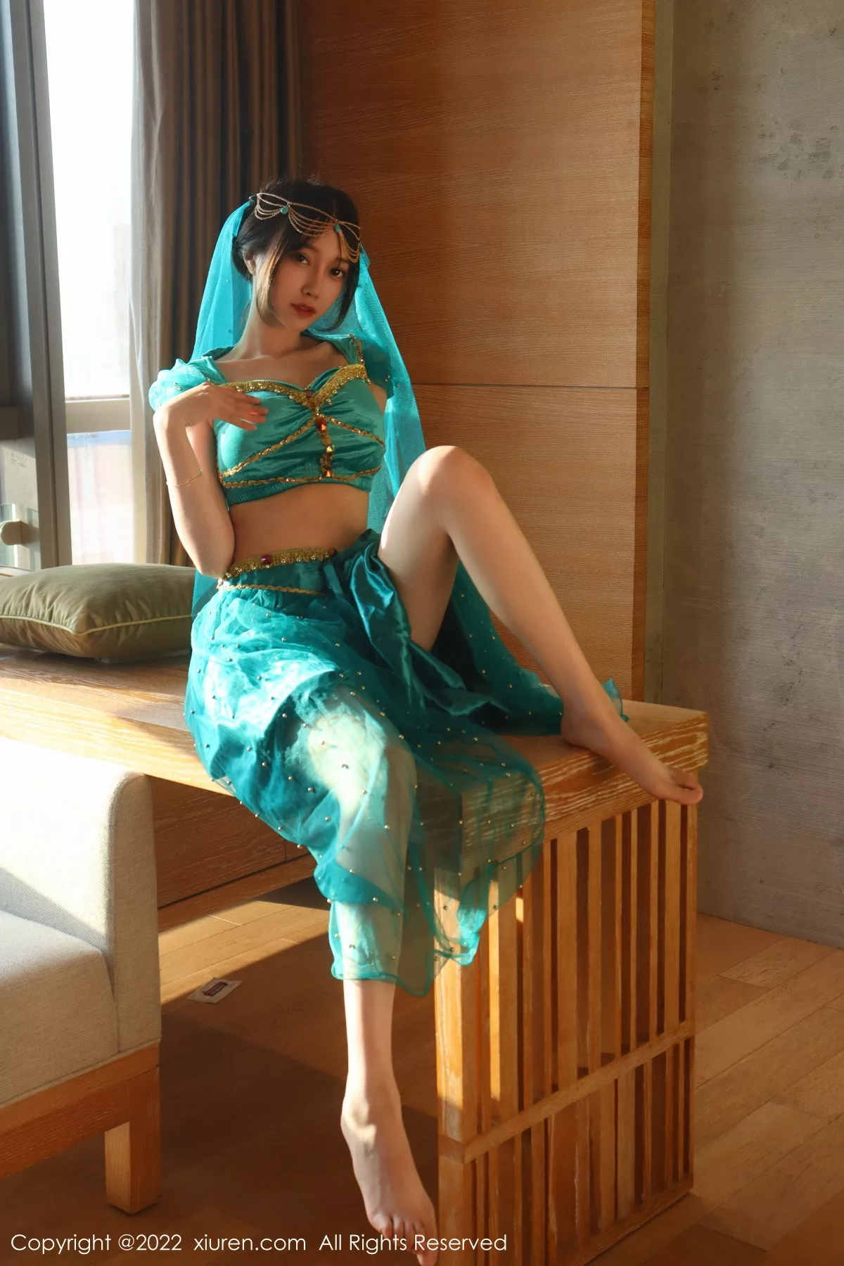 秀人集.com_[XiuRen秀人网]No.5670_模特玥儿玥er银色闪亮吊带裙+西域风情服饰秀完美身材性感写真51P