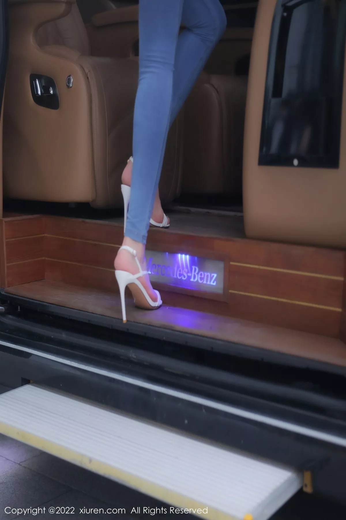 秀人集.com_[XiuRen秀人网]No.5677_模特李雅柔白色紧身上衣配蓝色牛仔裤露浅色内衣高挑迷人写真84P