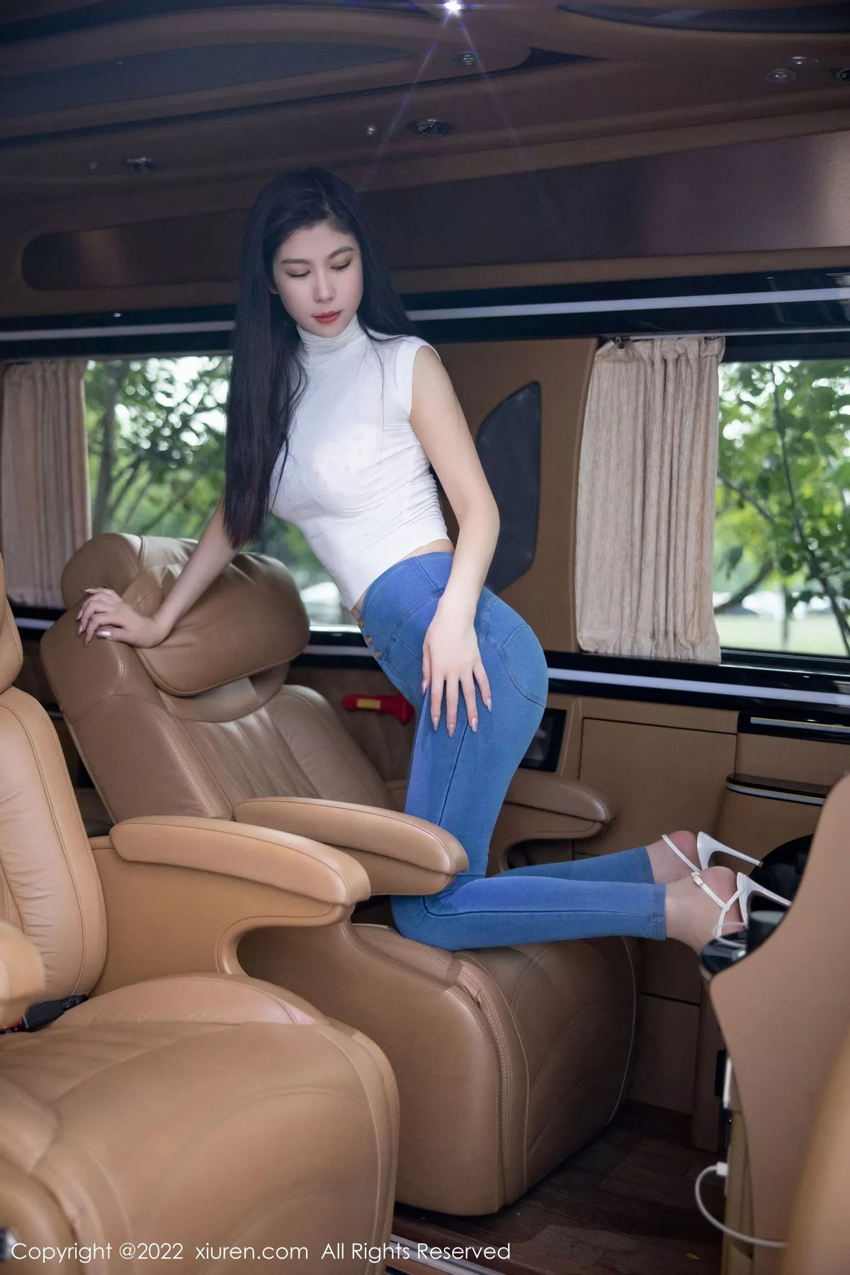 秀人集.com_[XiuRen秀人网]No.5677_模特李雅柔白色紧身上衣配蓝色牛仔裤露浅色内衣高挑迷人写真84P