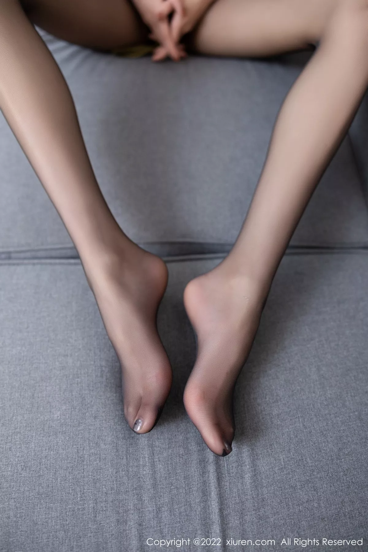 秀人集.com_[XiuRen秀人网]No.5684_模特程程程橄榄绿吊带短裙配超薄黑丝露红色轻透内衣诱惑写真80P