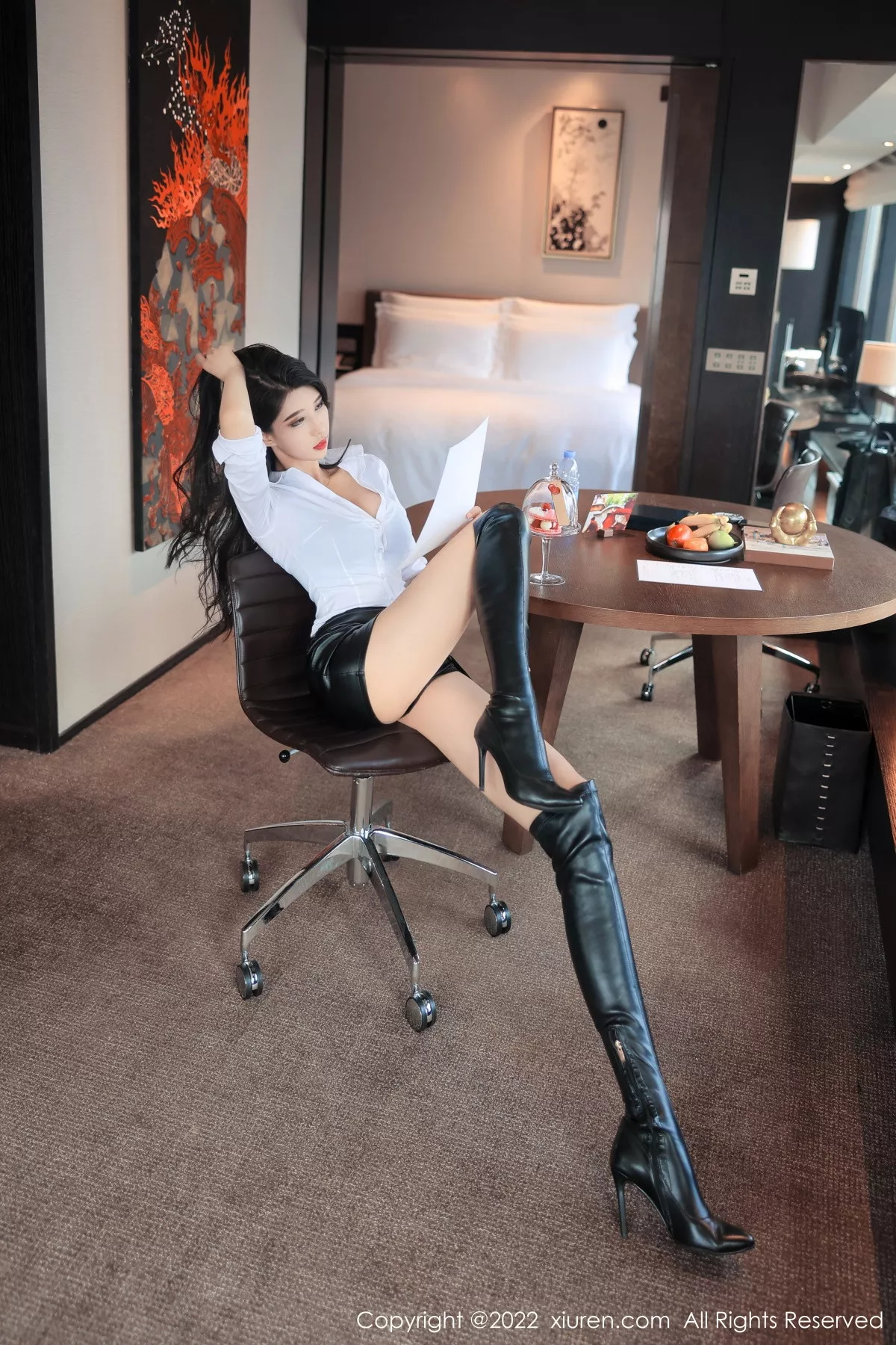 秀人集.com_[XiuRen秀人网]No.5681_模特葛征大理旅拍性感白T配黑色皮短裙露黑色蕾丝内衣诱惑写真73P