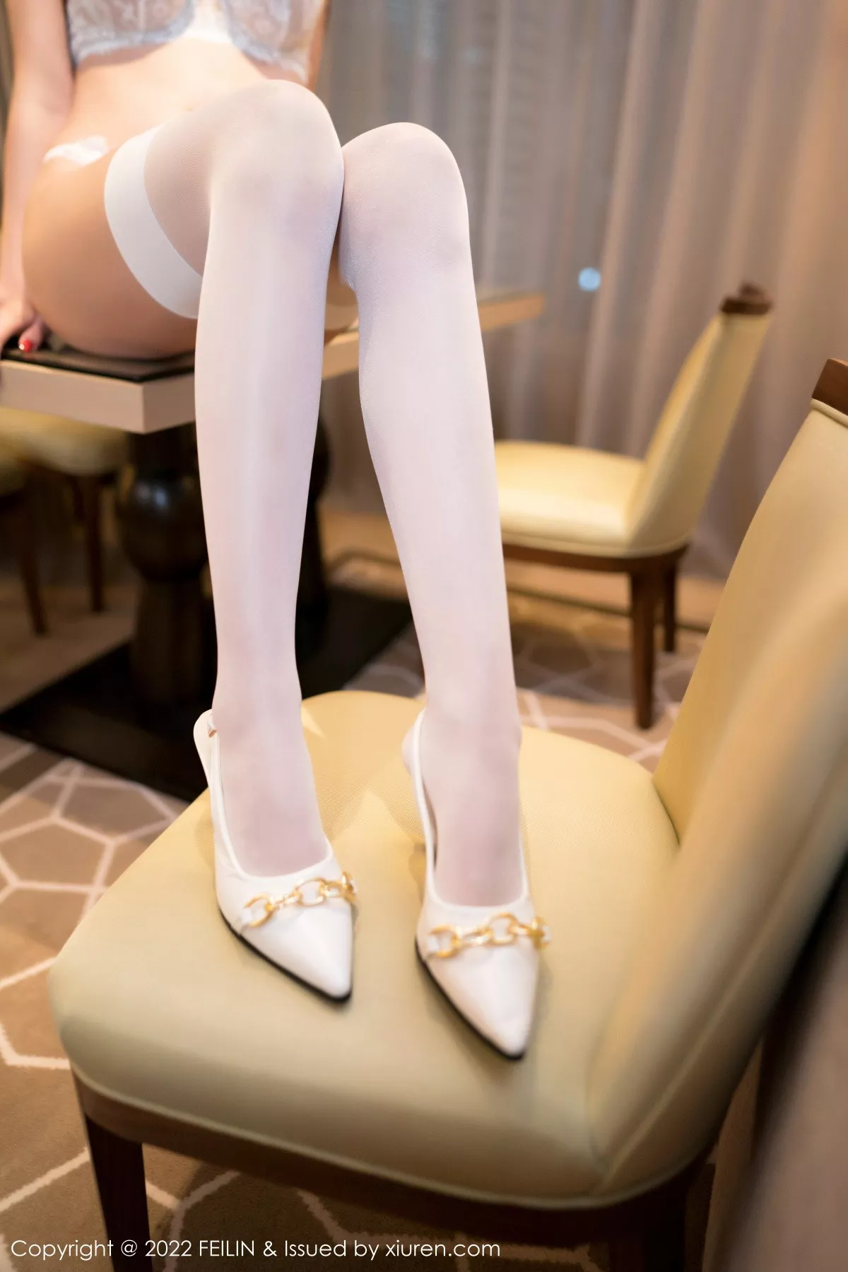 秀人集.com_[FeiLin嗲囡囡]VOL.458_模特陈怡曼性感露肩低胸套装半脱露白色蕾丝内衣迷人诱惑写真69P