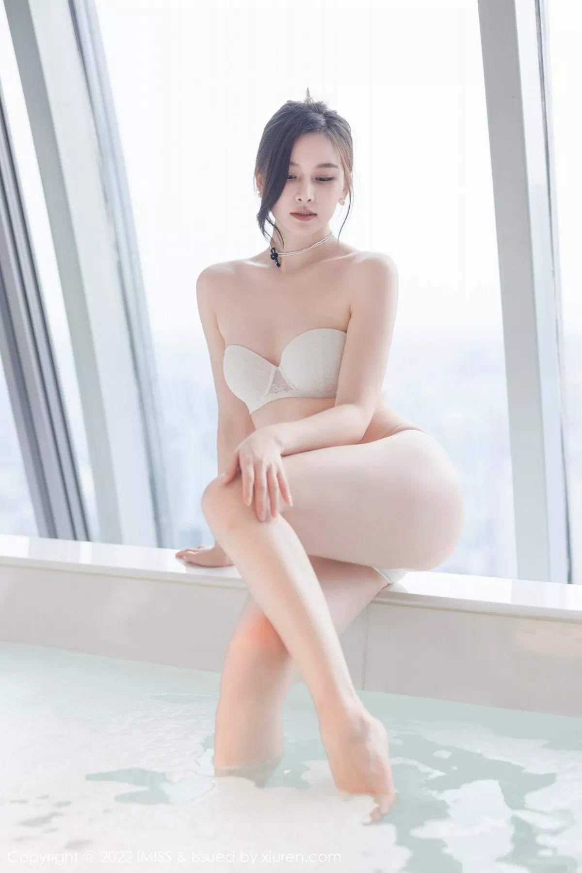 秀人集.com_[IMISS爱蜜社]Vol.705_气质美女Vanessa脱白色连衣长裙露白色内衣配超薄肉丝诱惑写真78P