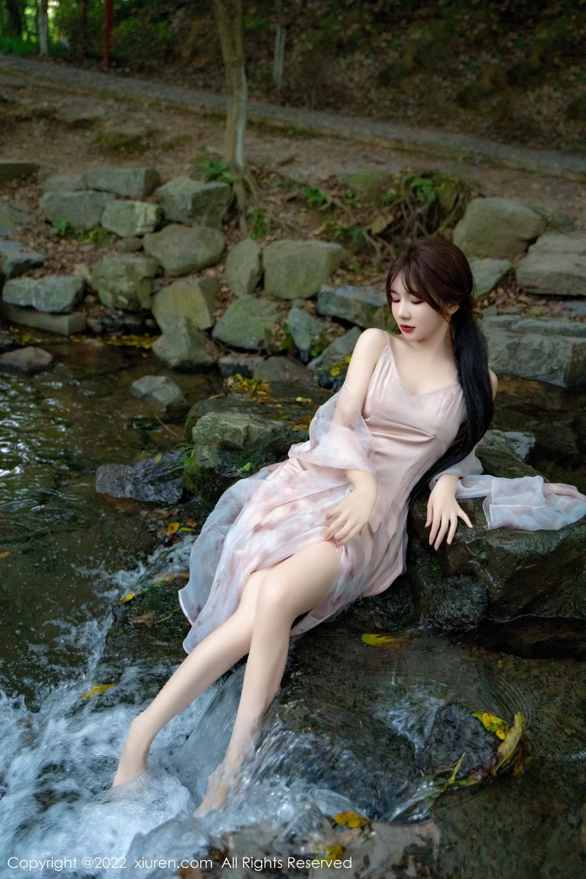 秀人集.com_[XiuRen秀人网]No.5690_模特婠婠么户外拍摄性感淡紫色吊带裙秀曼妙身材靓丽迷人写真81P