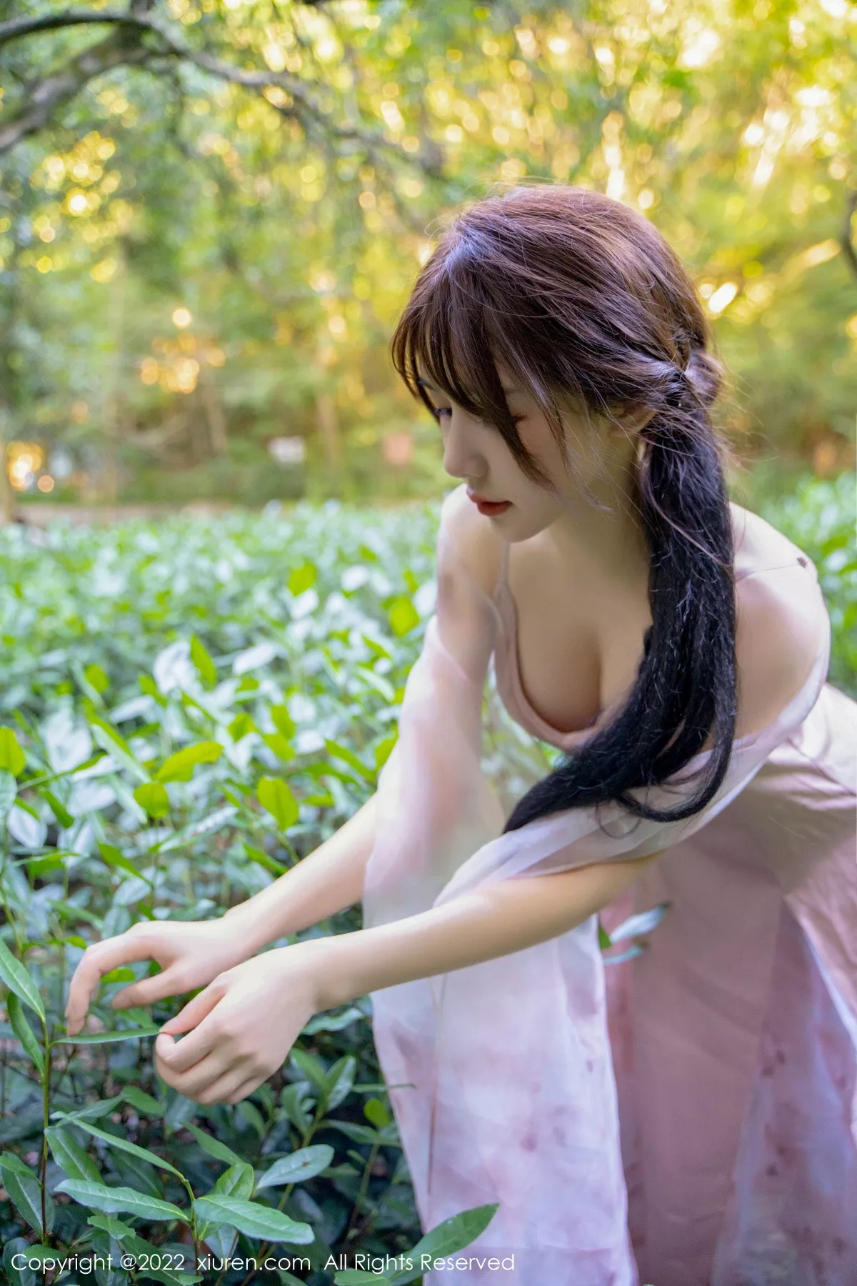 秀人集.com_[XiuRen秀人网]No.5690_模特婠婠么户外拍摄性感淡紫色吊带裙秀曼妙身材靓丽迷人写真81P