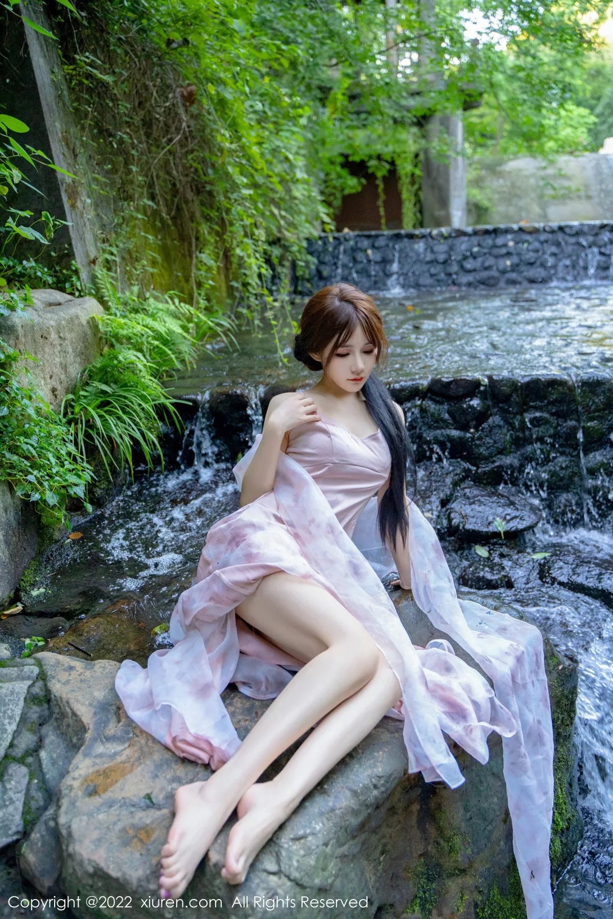 秀人集.com_[XiuRen秀人网]No.5690_模特婠婠么户外拍摄性感淡紫色吊带裙秀曼妙身材靓丽迷人写真81P